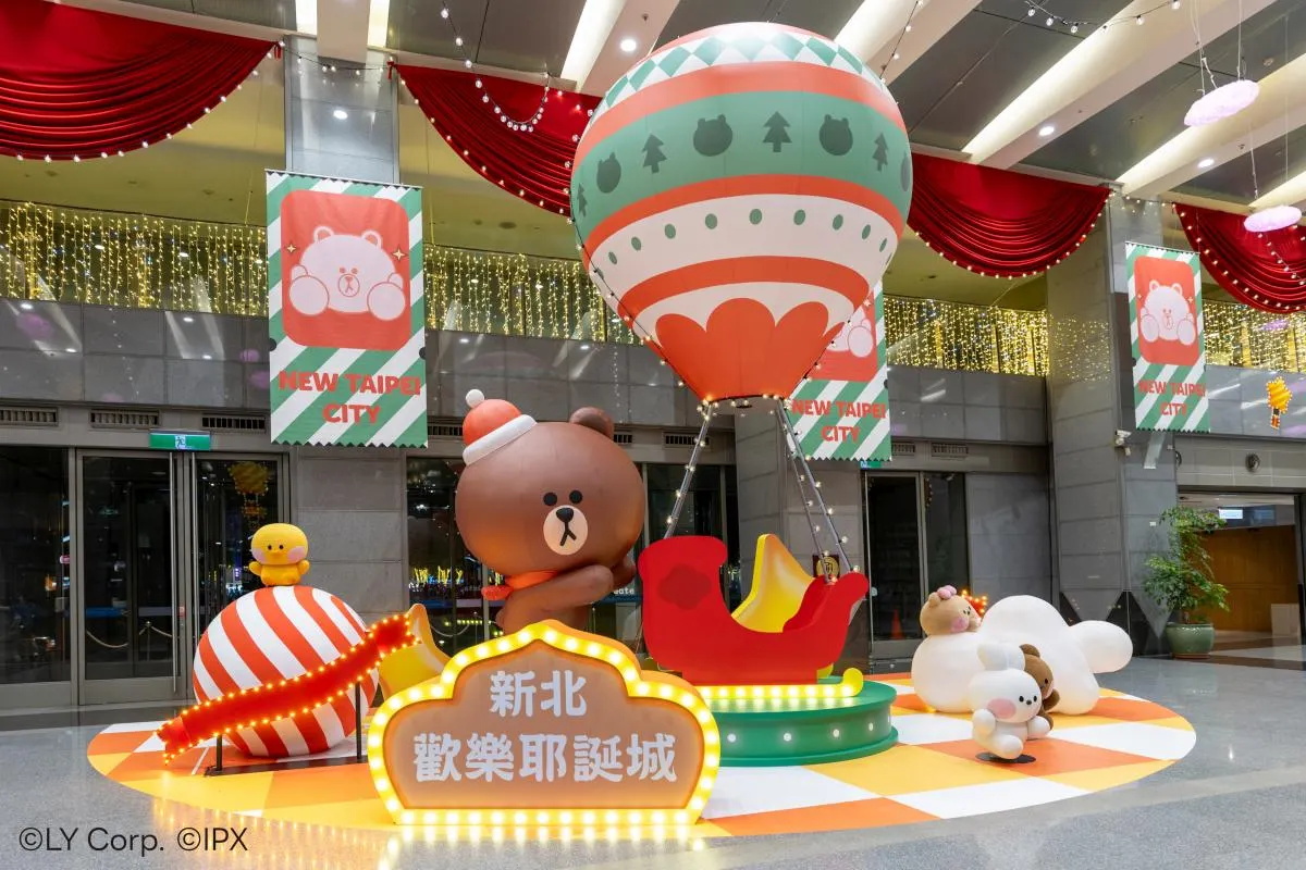 市府一樓大廳變身為必訪熱點，中央的「熊大探險號」有熊大熱情邀請大家乘上熱氣球裝置打卡拍照。（圖／取自新北歡樂耶誕城官網）
