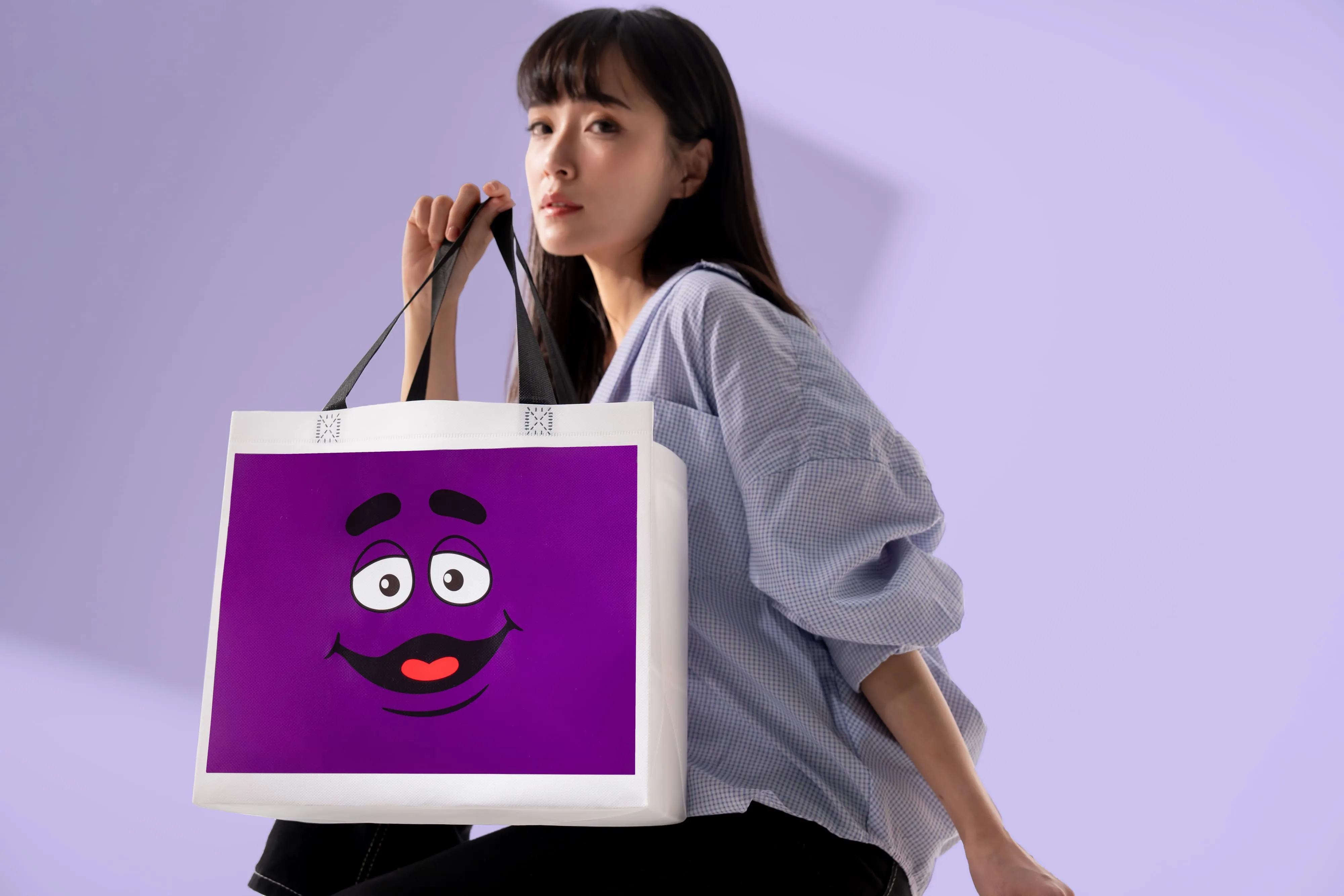 麥當勞經典角色「奶昔大哥」，獨有的紫色魅力即將席捲全台，推出台灣限定、100%回收塑料製成的「奶昔大哥購物袋」。（圖／麥當勞提供）