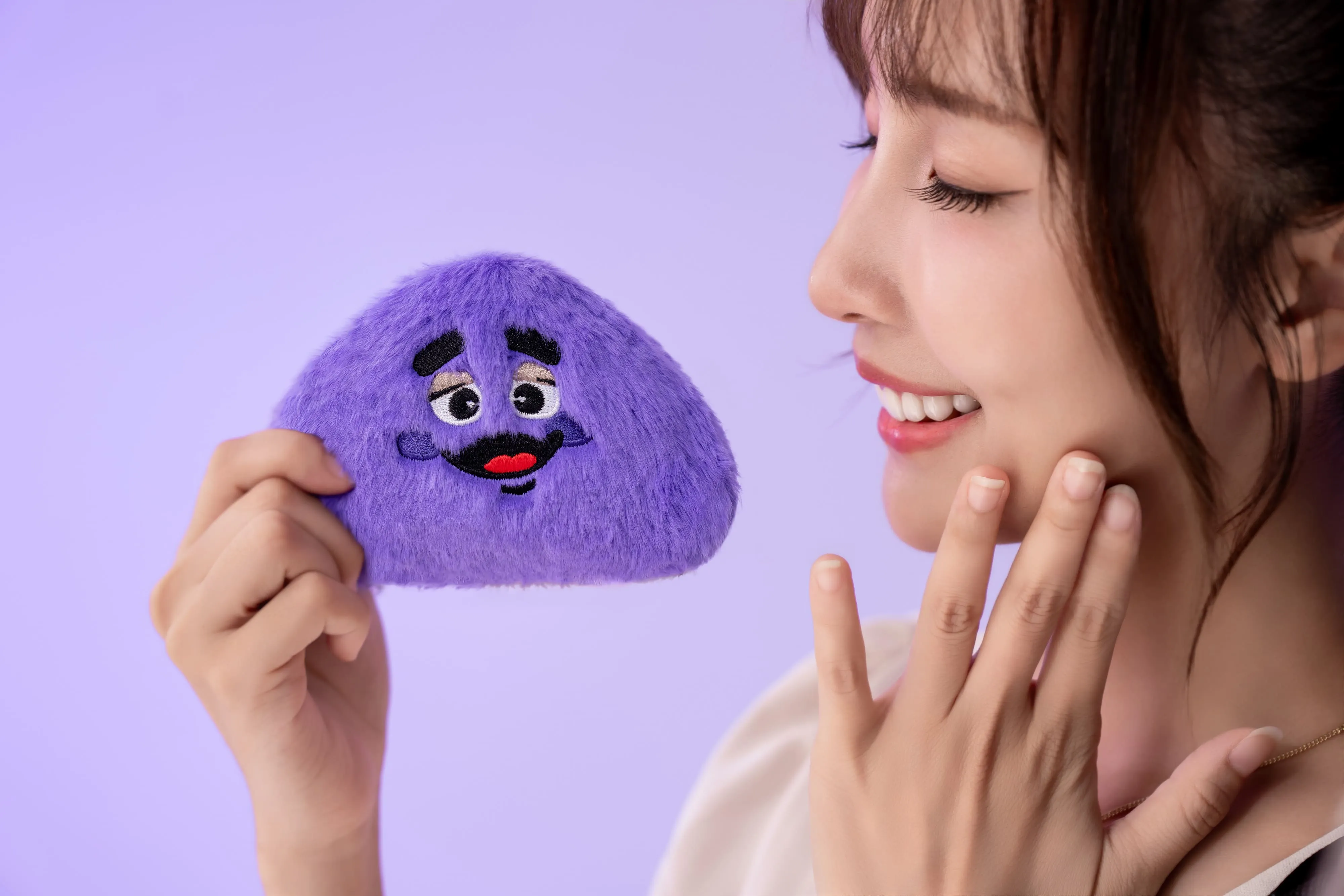 麥當勞經典角色「奶昔大哥」，呆萌模樣風靡全球，台灣麥當勞自11月19日起將推出與韓國同款的「奶昔大哥毛毛包」！（圖／麥當勞提供）