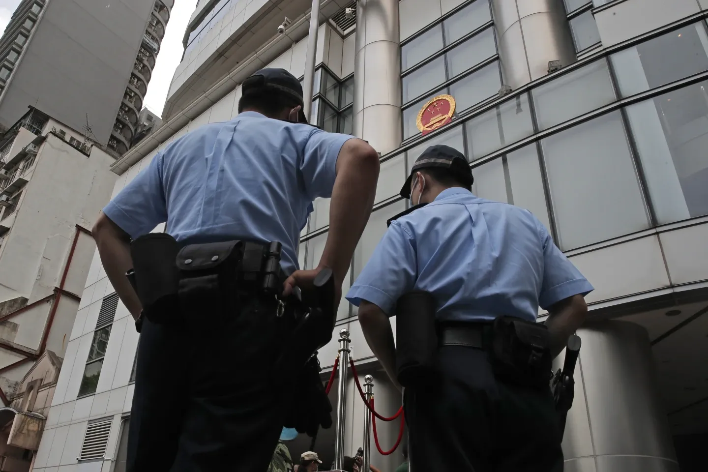 2020年7月8日。警察站在香港新落成的中華人民共和國中央人民政府駐香港特別行政區維護國家安全公署大樓外。（AP）