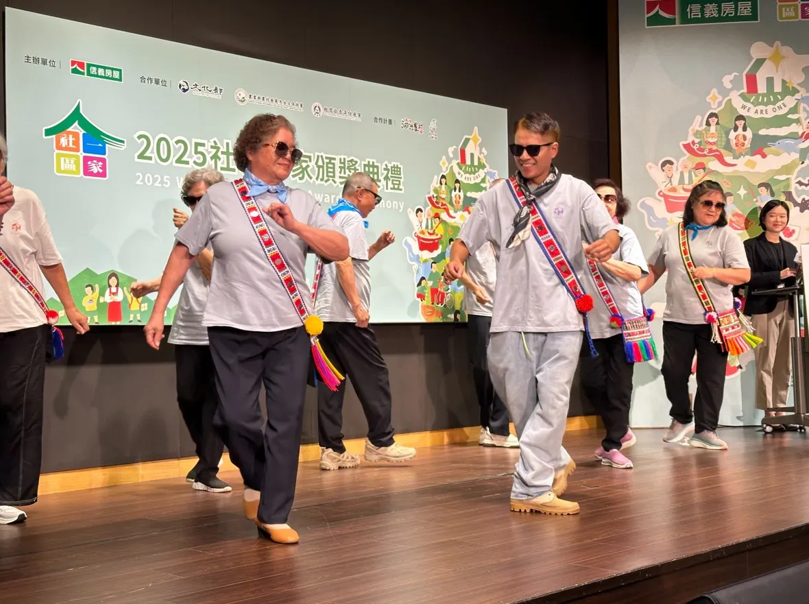 活動開場由花蓮FLAVOR HUALIEN-青銀嘻哈。花好越緣，高齡阿公阿嬤舞動活力。