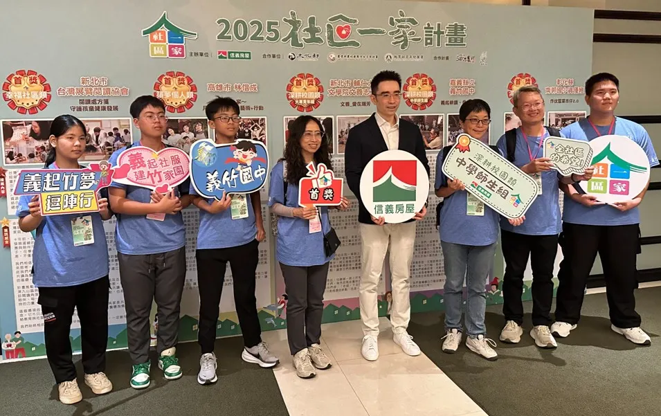 嘉義縣義竹國中以《義起耕讀•農村新視界》獲得中學師生組首獎。