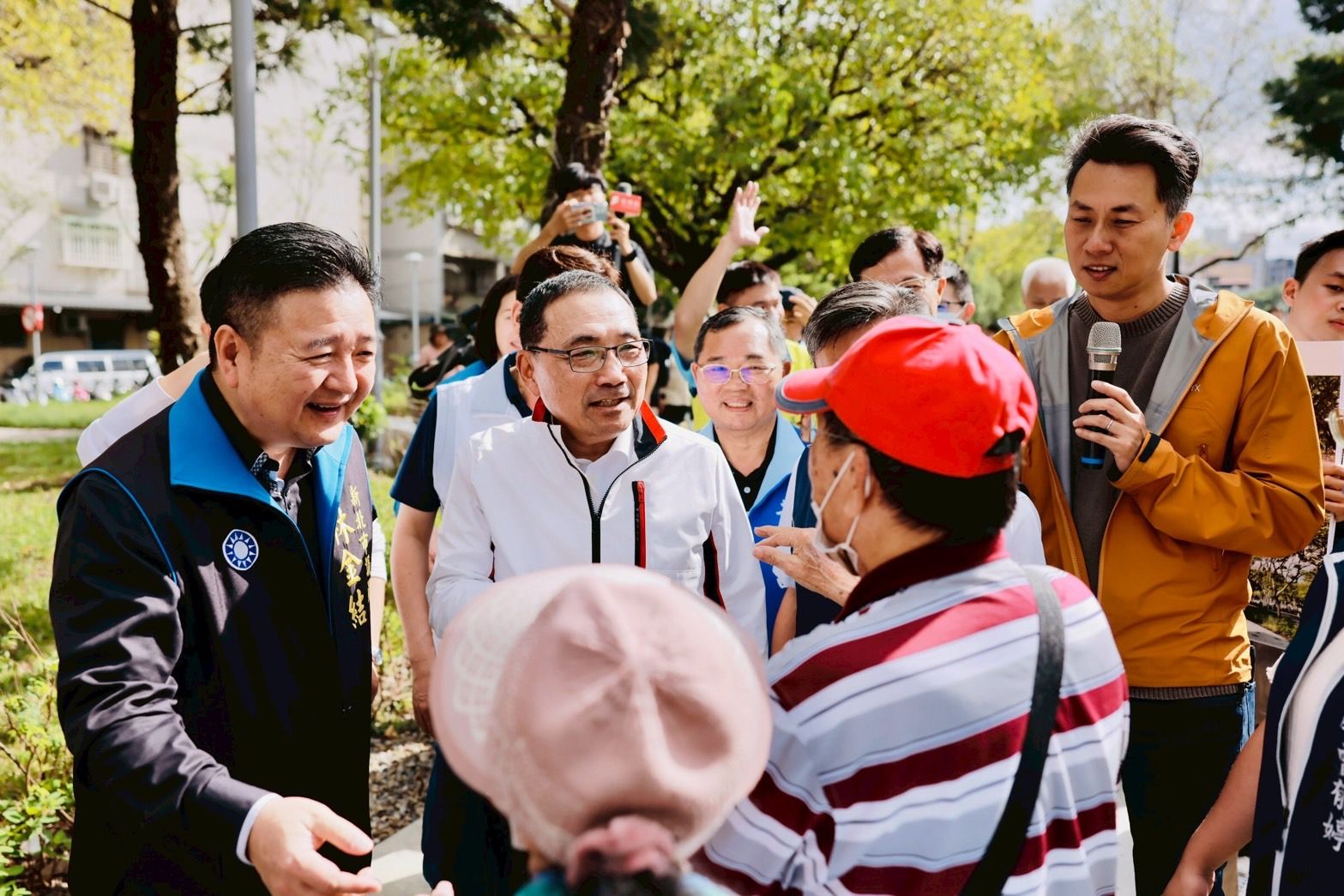 當地居民向市長表達無障礙坡道改善的非常友善。圖源：新北市政府城鄉發展局