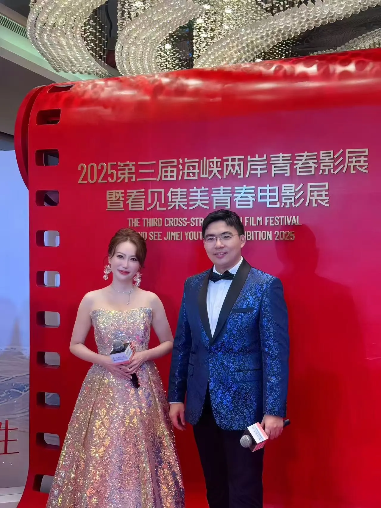 首次擔綱廈門集美青春影展的台灣藝人陳映璇﹝左﹞，十年沉澱終於迎來高光時刻。（圖/台北市影音公會提供）