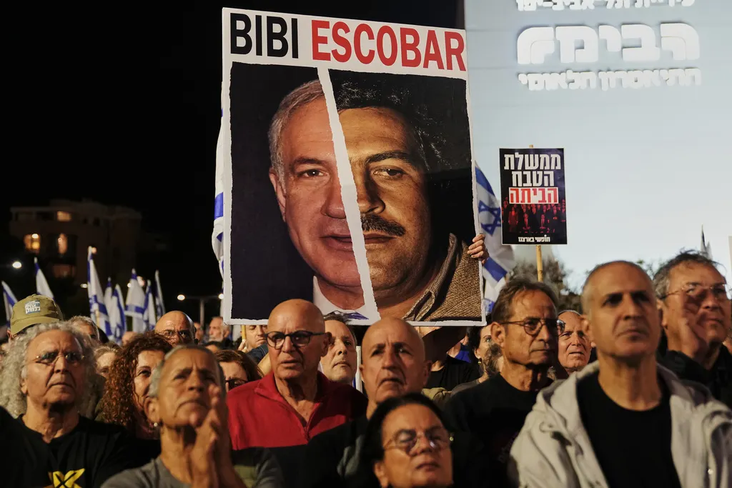 2025年11月15日。イスラエルのベンヤミン・ネタニヤフ（Benjamin Netanyahu）首相の政府に抗議し、2023年10月7日のハマスの襲撃事件を調査する国家委員会の設立を求めるデモが行われました。（AP）