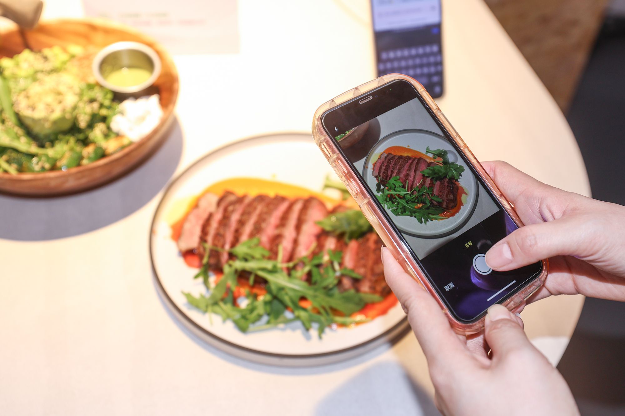 國泰人壽深度推廣健康服務，今年結合AI與國泰健康管理合作開發「飲食拍拍」飲食辨識服務，保戶只要用手機拍攝餐盤照片上傳辨識，即可獲得攝取營養分析及建議下一餐如何調整飲食。（圖／國泰人壽提供）
