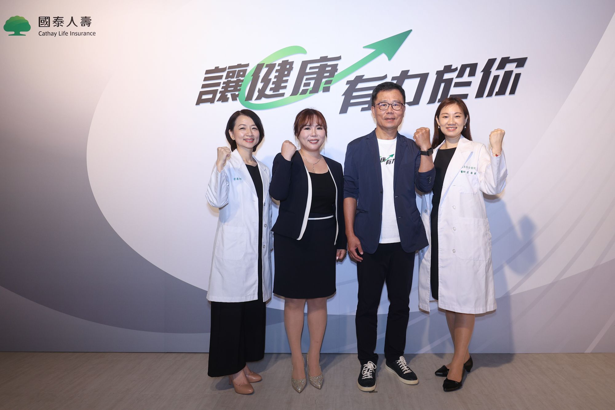 國壽2026年3大關鍵行動之一為「夥伴+」，攜手「通路、保戶、醫療專家、商戶、全民」等5大夥伴全面推動健康。右二為國壽總經理劉上旗，右起為國泰綜合醫院社區醫學部主任莊海華、蛹之生心理諮商所所長譚慧蘭及國泰健檢富霖診所資深營養師李宜芳。（圖／國泰人壽提供）