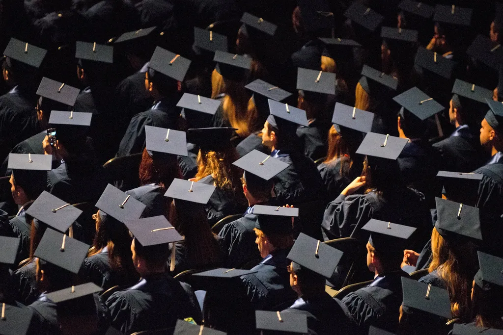 2013年5月12日。學生們參加伊利諾大學香檳校區（University of Illinois at Urbana-Champaign）的畢業典禮。（AP）