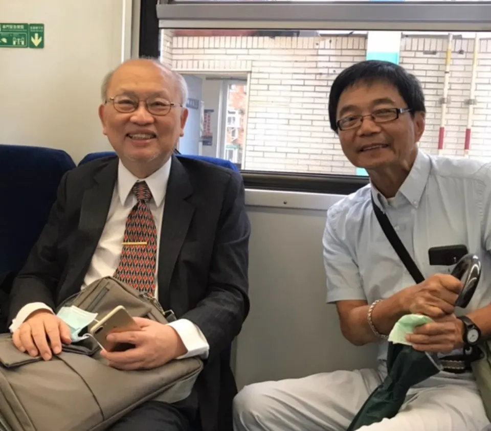 台灣勵志協會創辦人黃文局（右）與好友陳耀昌（左）合照。（黃文局提供）