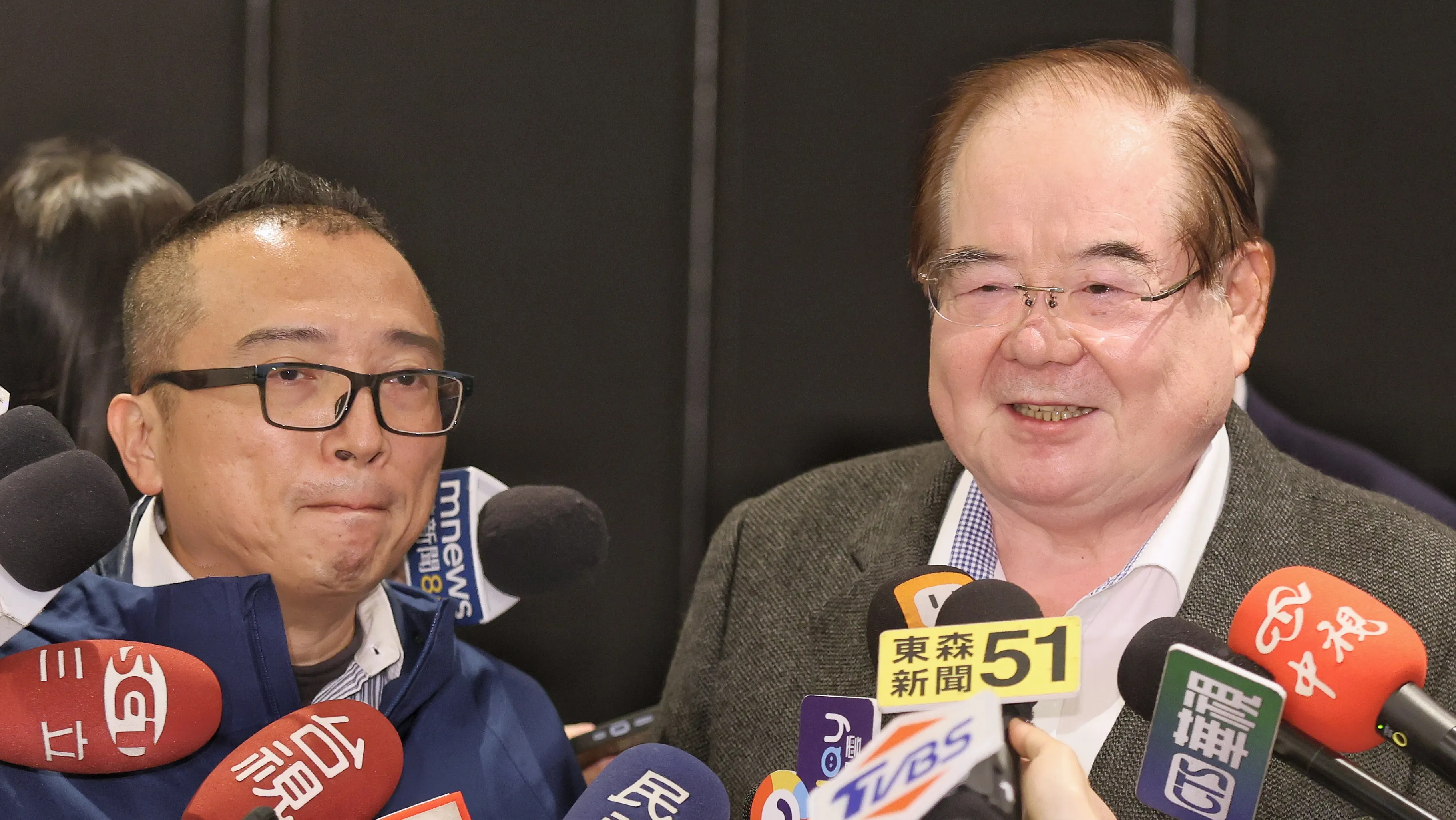 20251118-國民黨主席鄭麗文與民眾黨主席黃國昌將於19 日會面，國民黨秘書長李乾龍（右）與民眾黨秘書長周榆修（左）18日進行場勘及會前會。（柯承惠攝）