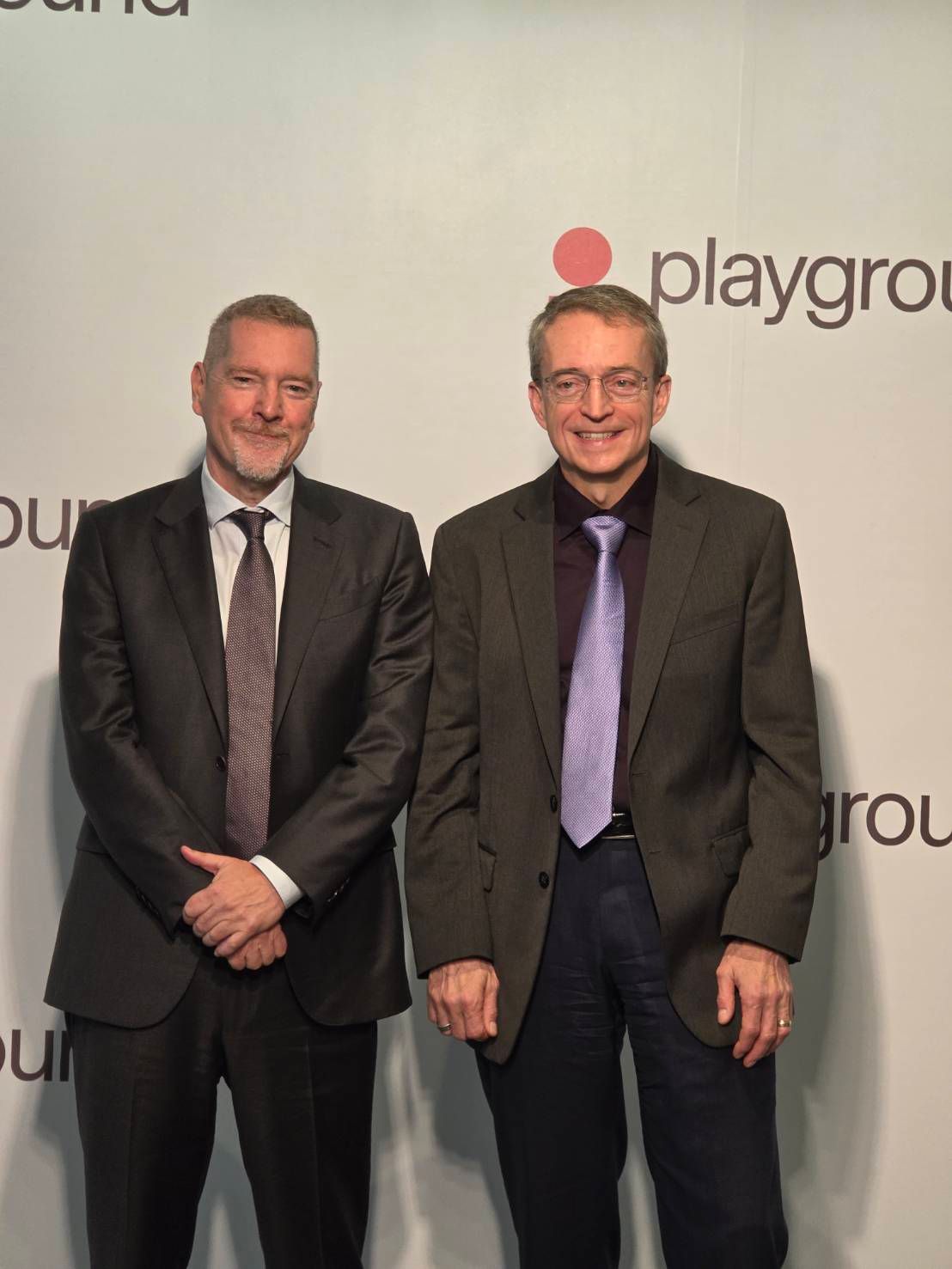 前英特爾執行長季辛格（左）與Playground Global合夥人Peter Barrett。（魏鑫陽攝）