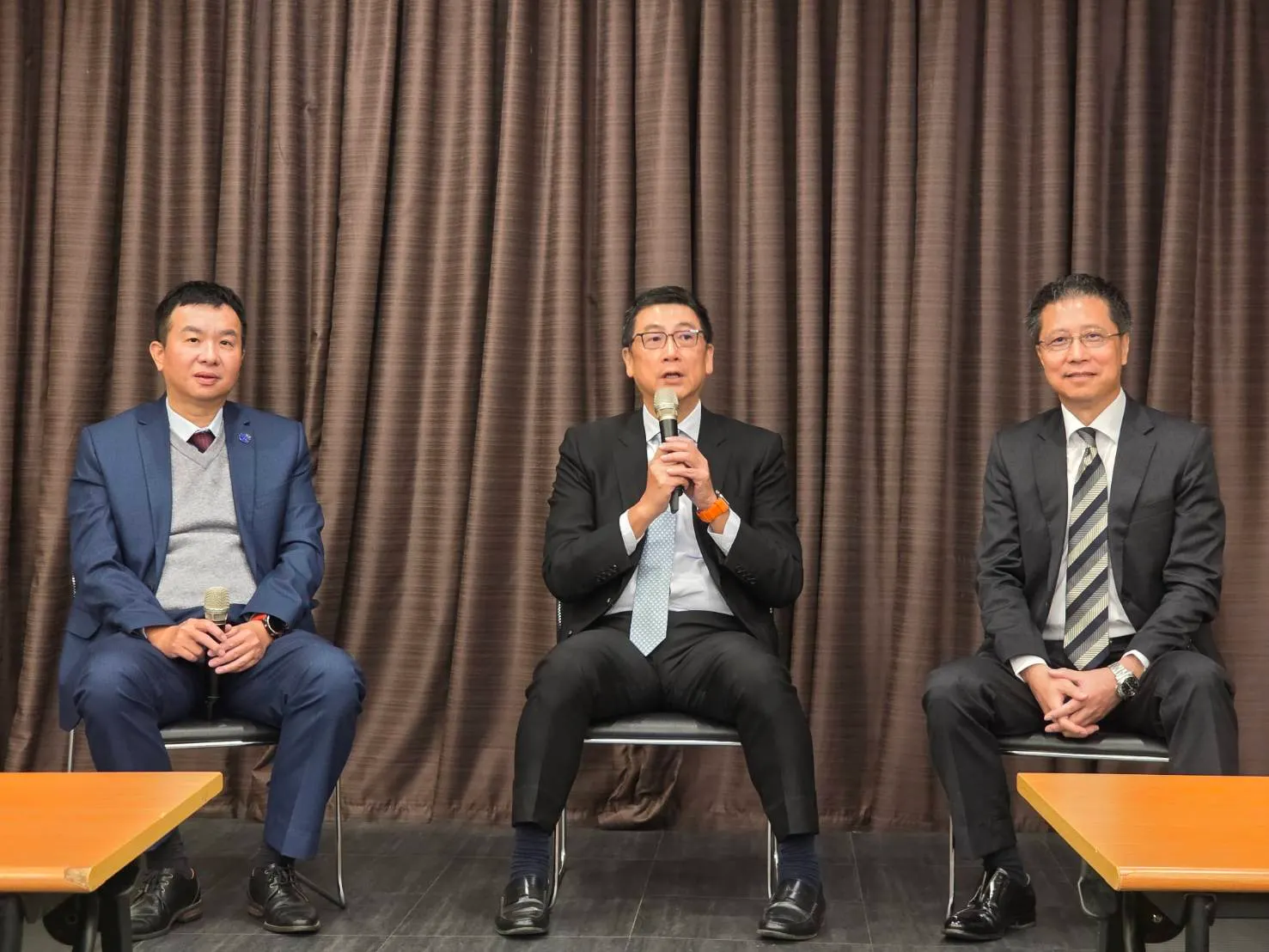 20251118-亞果遊艇董事長侯佑霖（左起）與寬量國際創辦人暨執行長李鴻基、富邦證券總經理郭永宜，攜手打造首屆「S廊帶高峰會」。（魏鑫陽攝）