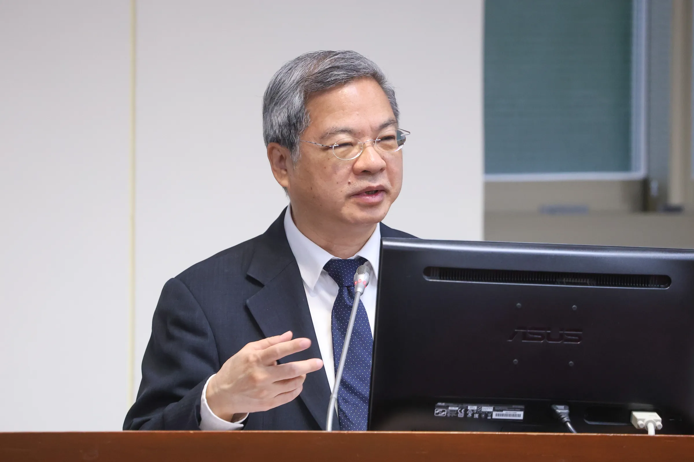 20251119-經濟部長龔明鑫（右）19日於立院經濟委員會備詢。（顏麟宇攝）