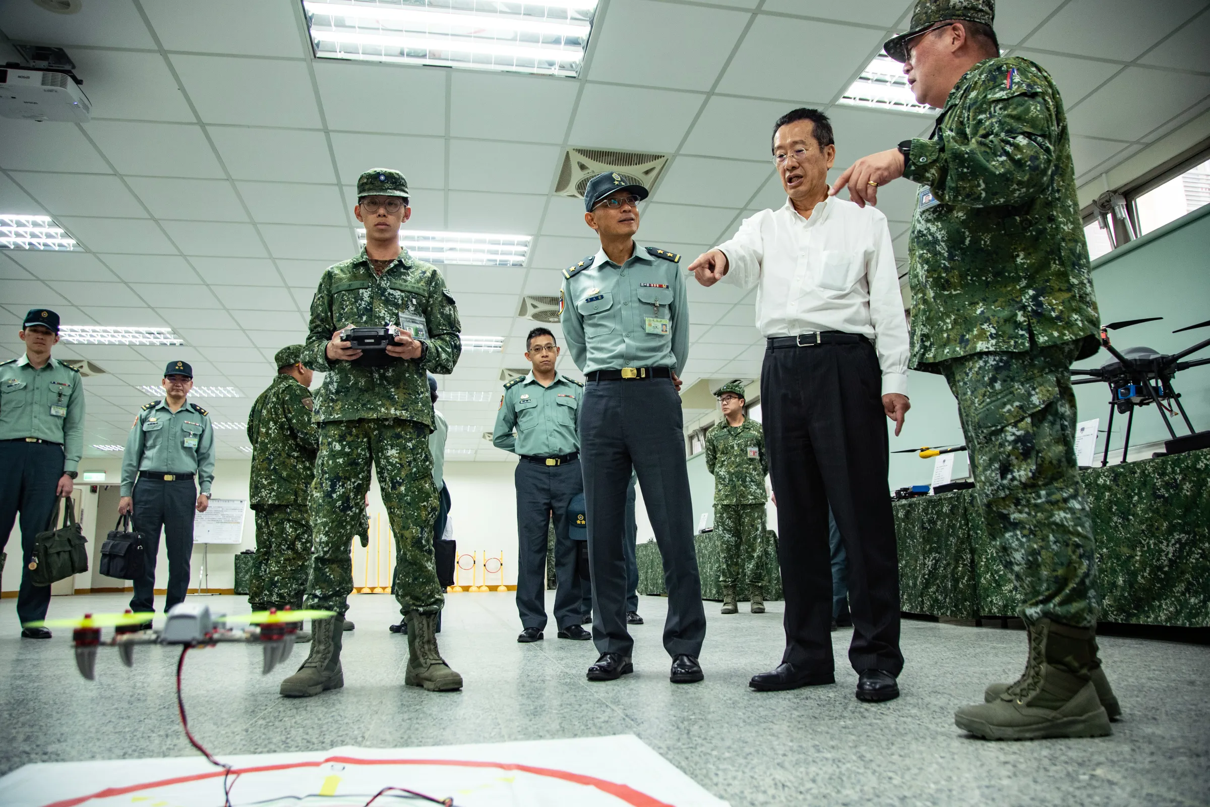 20251118-顧立雄於室內飛行訓練場瞭解無人機授課實況。（國防部提供）