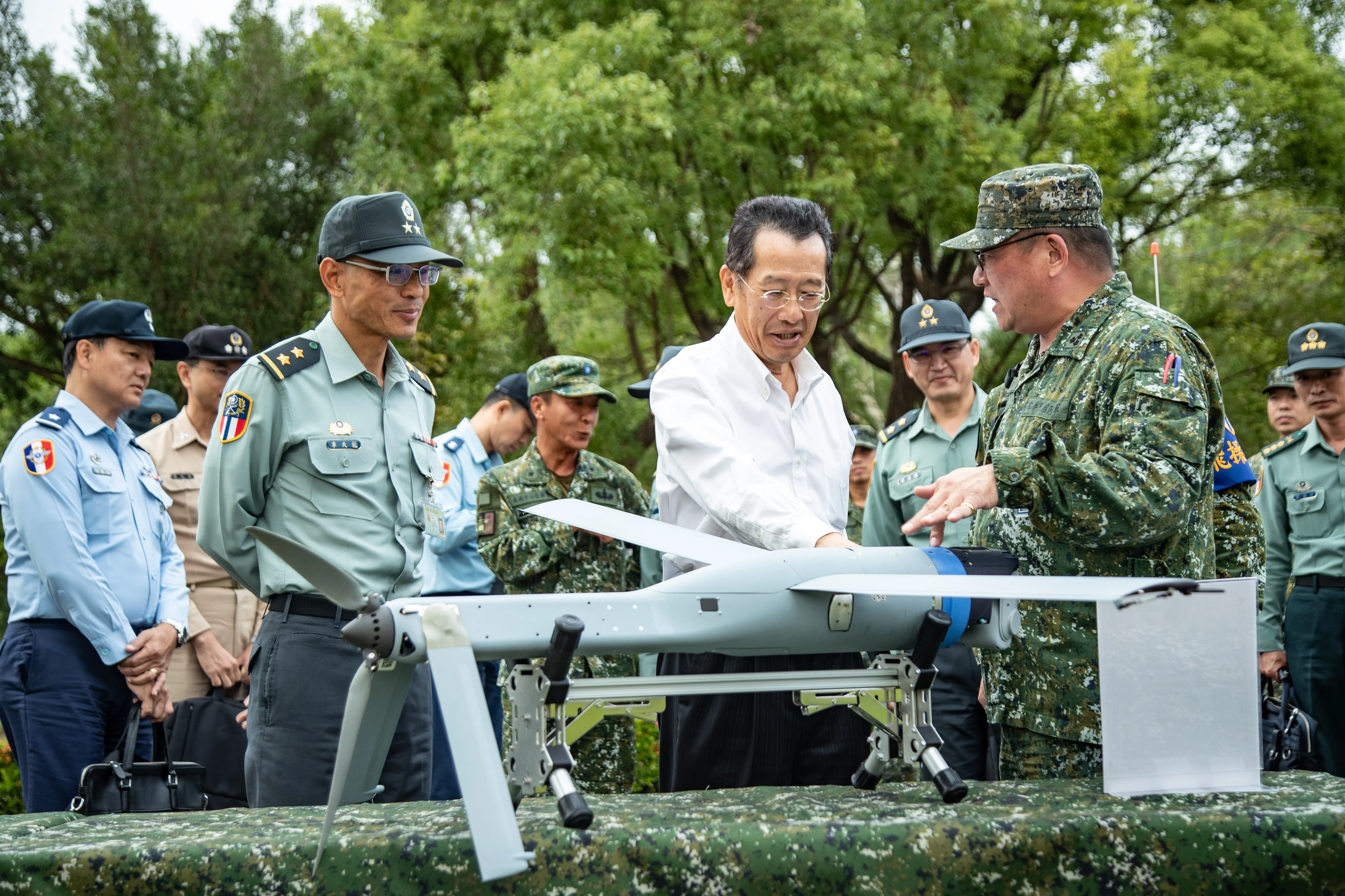 20251118-顧立雄聽取專人說明Altius-600M攻擊型無人機性能。（國防部提供）
