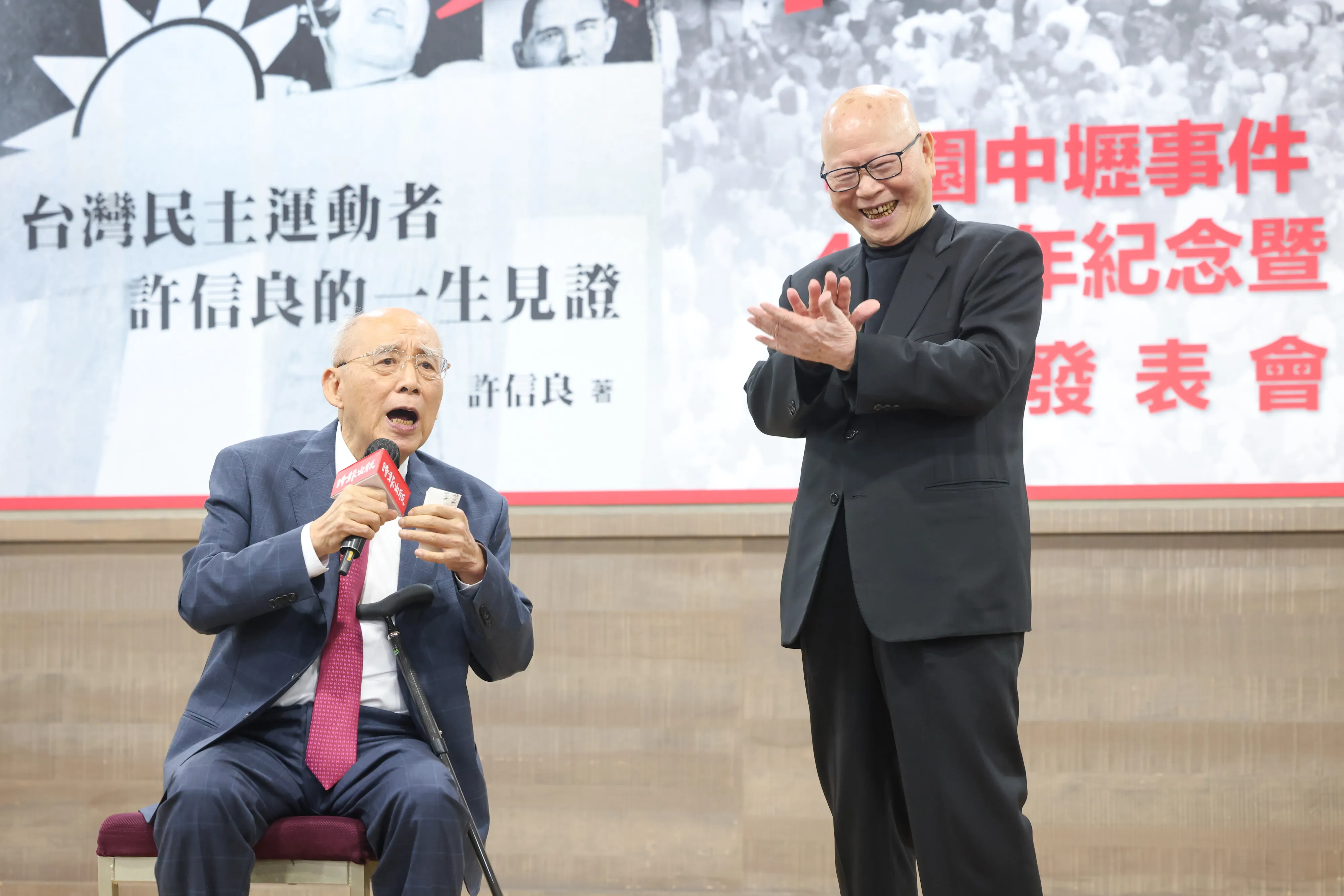 20251119-前民進黨主席許信良（右）、前國民黨主席吳伯雄（左）19日出席桃園中壢事件48週年紀念曁《天命》新書發表會。（顏麟宇攝）