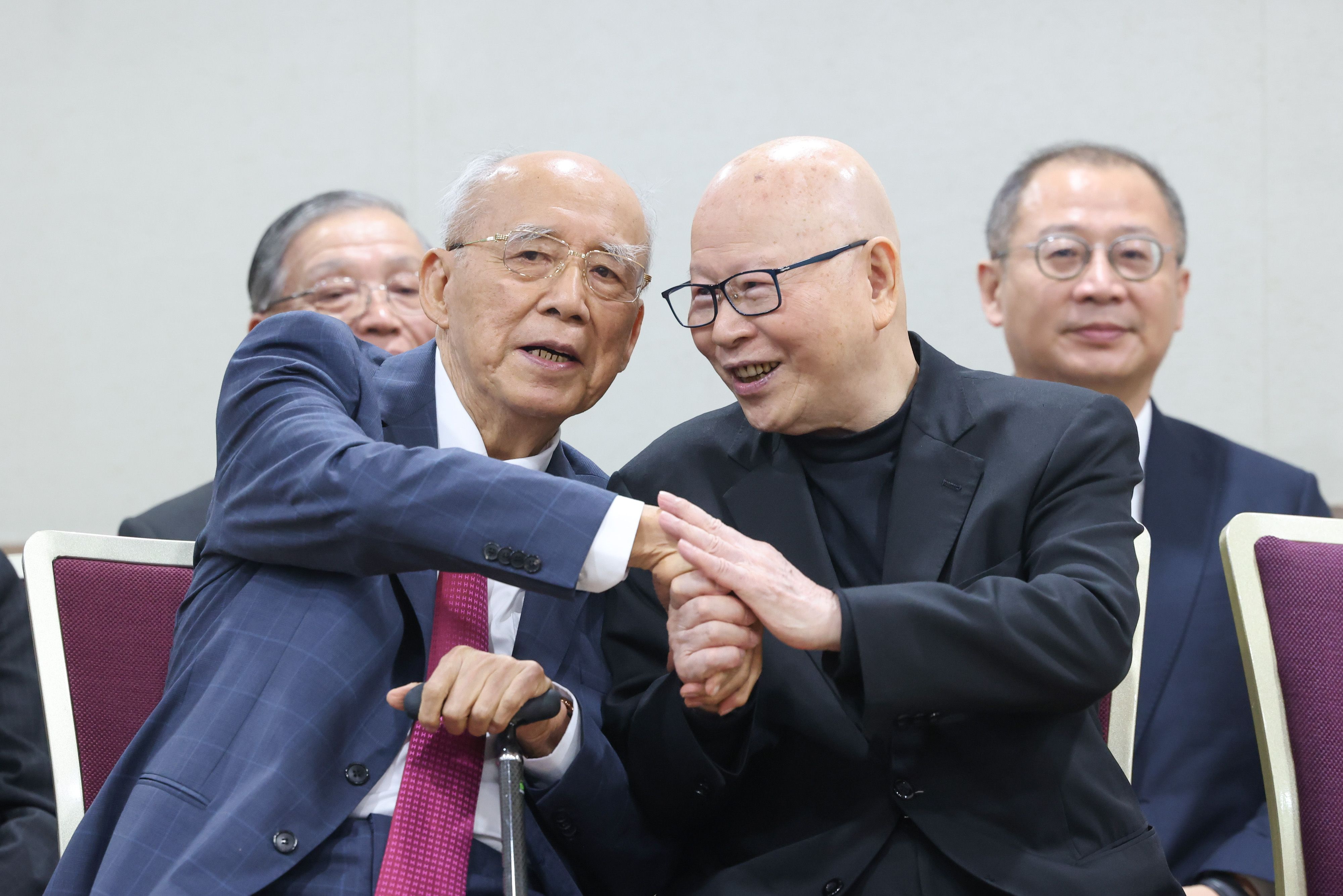 20251119-前民進黨主席許信良（右）、前國民黨主席吳伯雄（左）19日出席桃園中壢事件48週年紀念曁《天命》新書發表會。（顏麟宇攝）