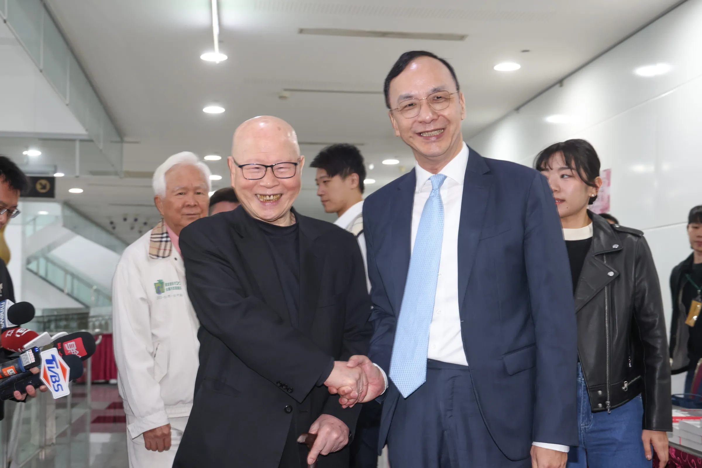 20251119-前民進黨主席許信良（左）、前國民黨主席朱立倫（右）19日出席桃園中壢事件48週年紀念曁《天命》新書發表會。（顏麟宇攝）