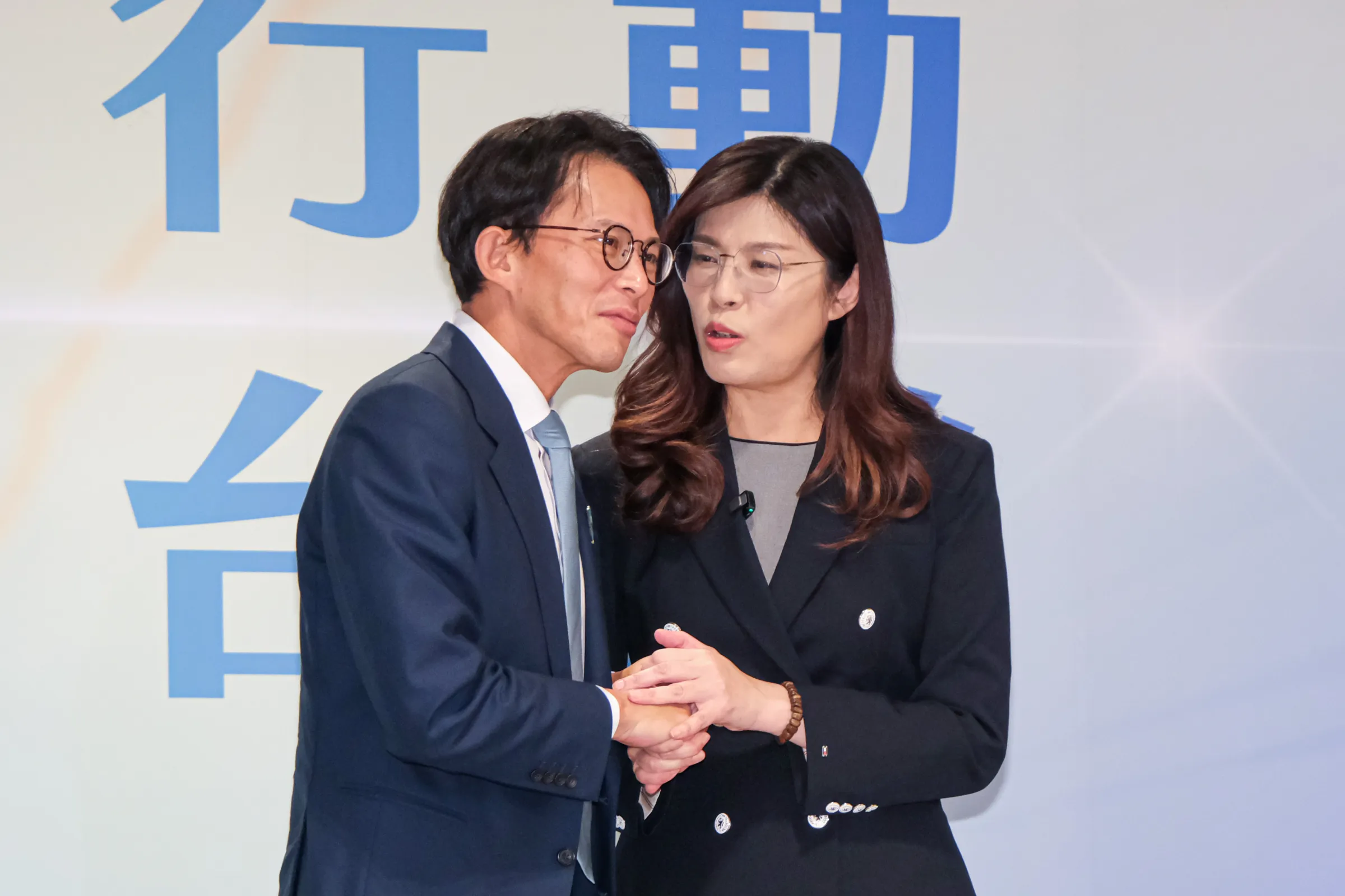 20251119-「以行動顧台灣—主席高峰會談」19日於新莊凱悅嘉軒酒店舉行，圖為國民黨主席鄭麗文（右）、民眾黨主席黃國昌（左）。（劉偉宏攝）