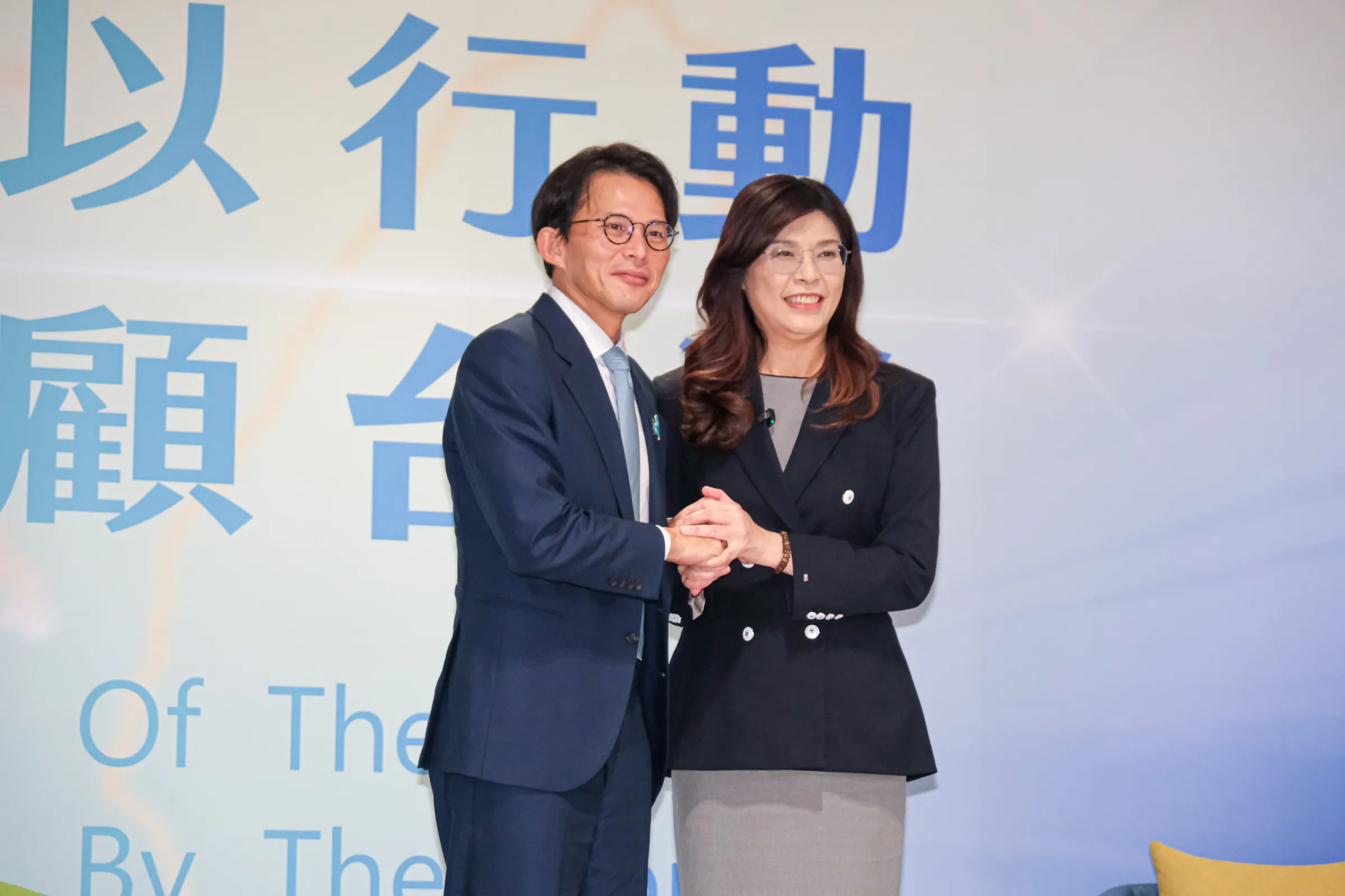 20251119-「以行動顧台灣—主席高峰會談」19日於新莊凱悅嘉軒酒店舉行，圖為國民黨主席鄭麗文（右）、民眾黨主席黃國昌（左）。（劉偉宏攝）