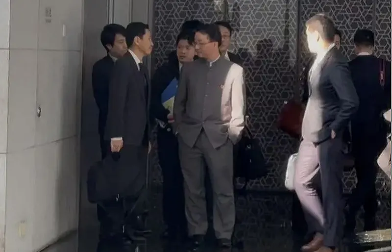 中國外交部官員劉勁松手插口袋與日本外交官金井正彰離開時的交流場景。（翻攝自央視）