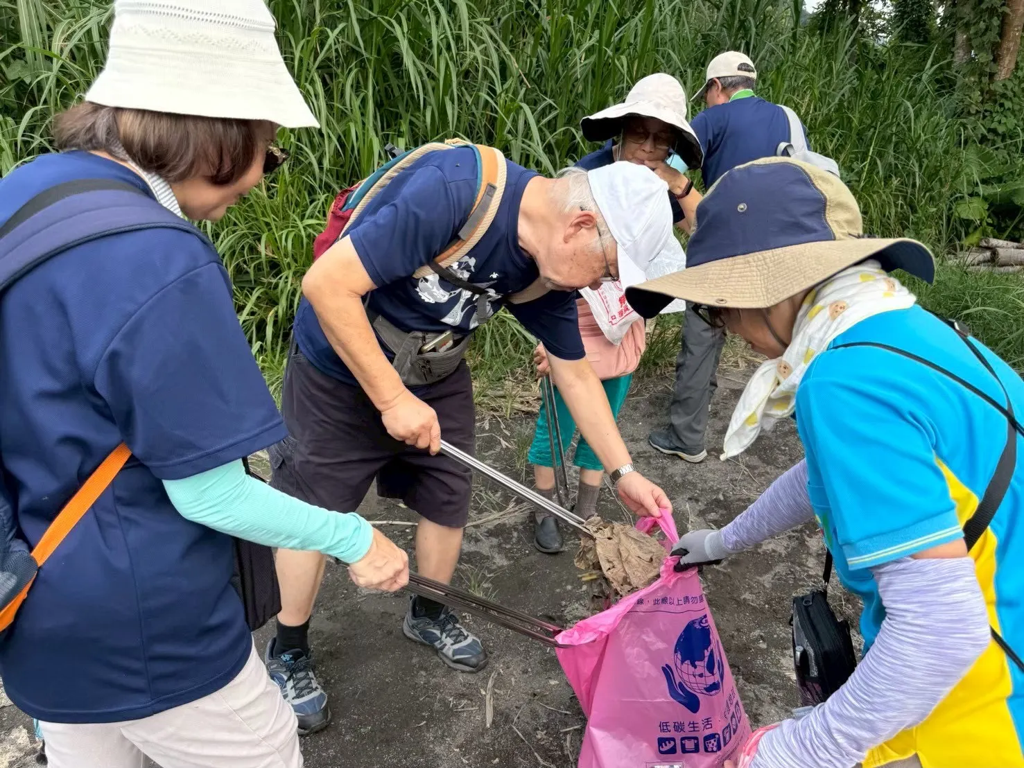 新店溪水環境巡守隊結合在地居民與志工守護環境。(圖/新北市環保局提供)