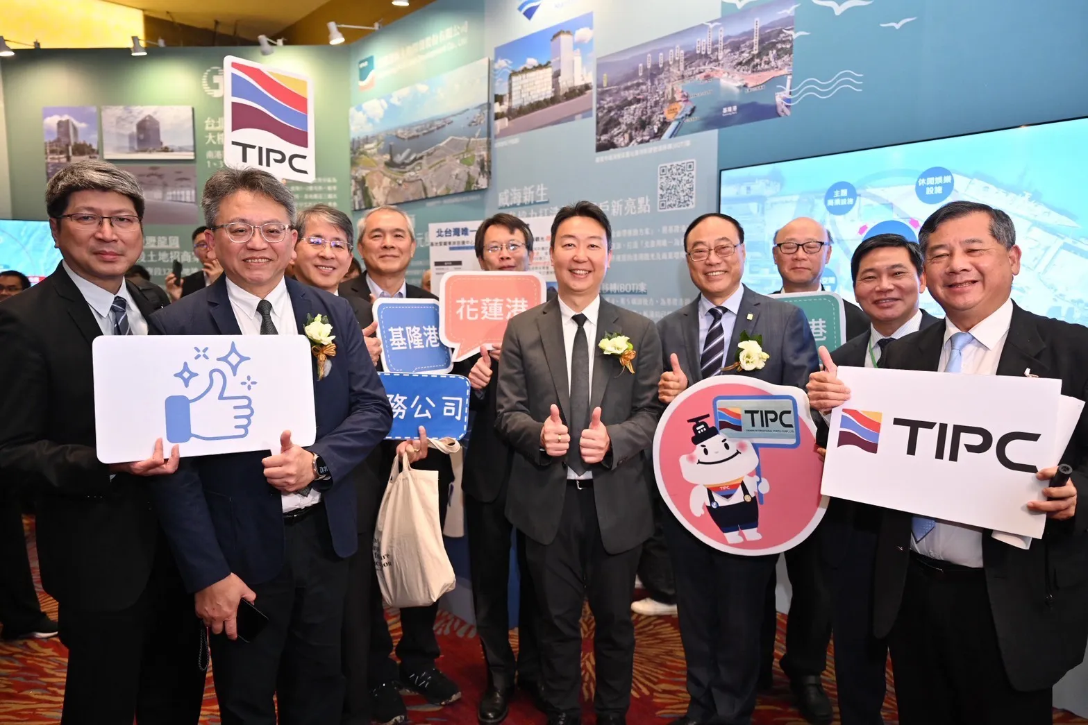 20251120-招商攤位吸引許多業者，交通部指出，截至2025年10月底，全國累計民間參與公共建設案件已有2,486件，投資金額逾2.6兆元。（交通部提供）