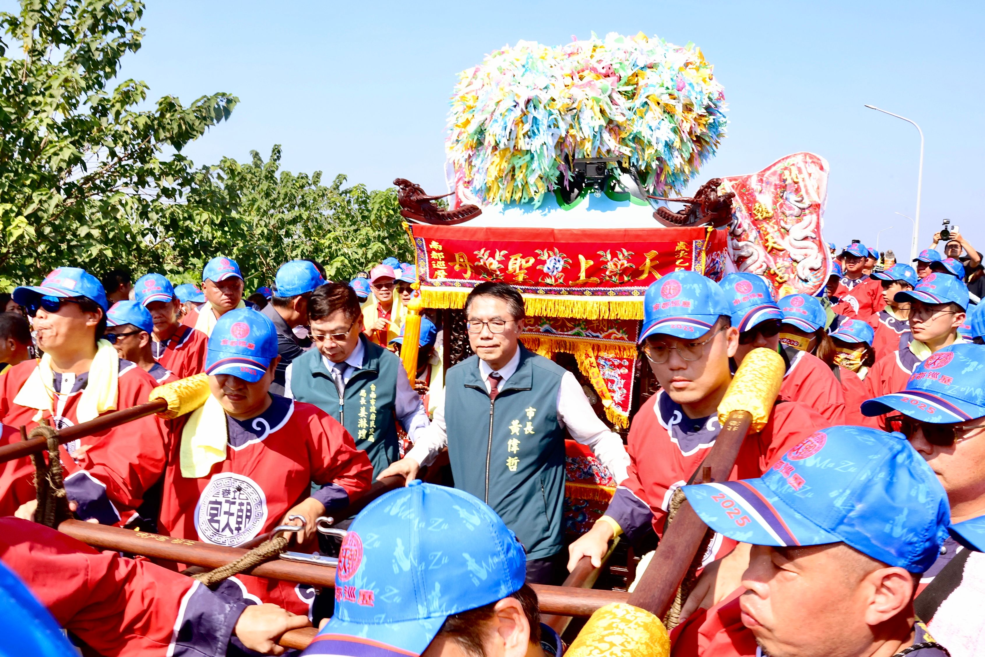 本月十六日北港朝天宮媽祖入境台南鹽水區，市長黃偉哲親臨現場接駕。（圖/翻攝黃偉哲臉書）