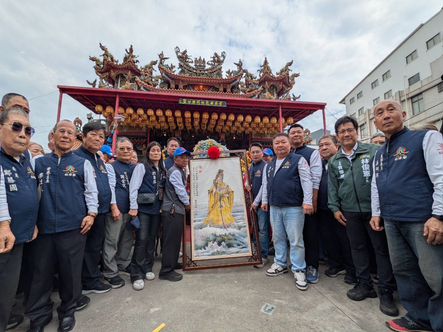 永康姑婆廟主委蔡順天獻上委託台南市政府副秘書長徐健麟創作的「媽祖聖像」畫作，由北港朝天宮副董事長吳炳俊代表受贈。（圖/永康姑婆廟提供）