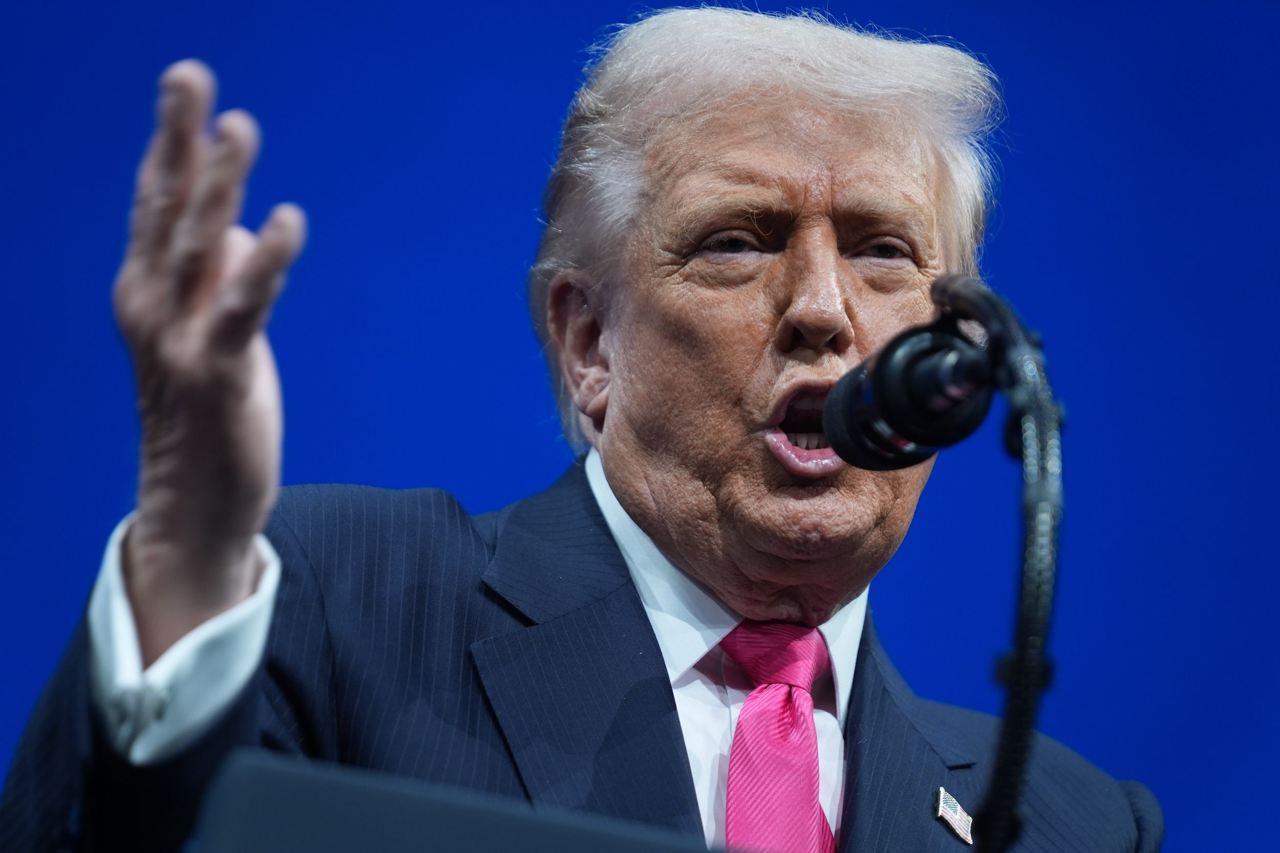 2025年11月19日、アメリカ・ワシントンでトランプ大統領がケネディセンターで行われたサウディ投資フォーラムで発言する。（AP通信）