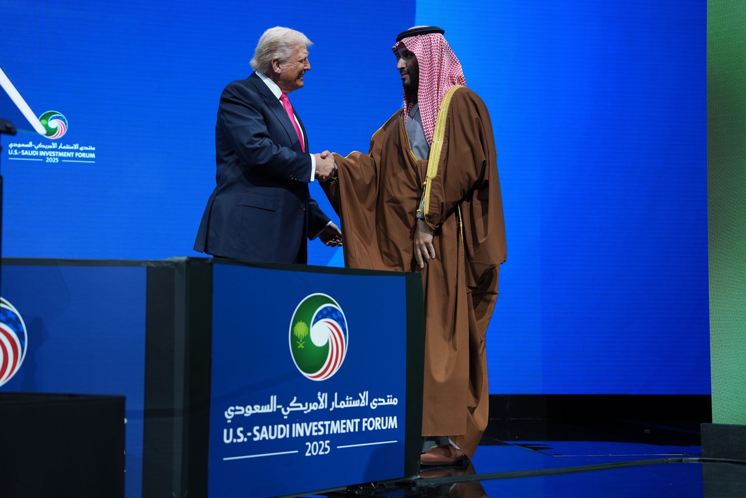 2025年11月19日，美國華盛頓，沙烏地投資論壇期間，總統川普與沙烏地阿拉伯王儲穆罕默德・本・薩爾曼交談。（美聯社）