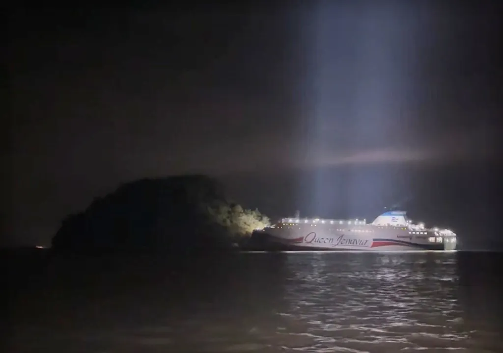 一艘名為「傑努維亞皇后二號」（Queen Jenuvia II）的客輪，在南韓西南外海發生觸礁。（美聯社）