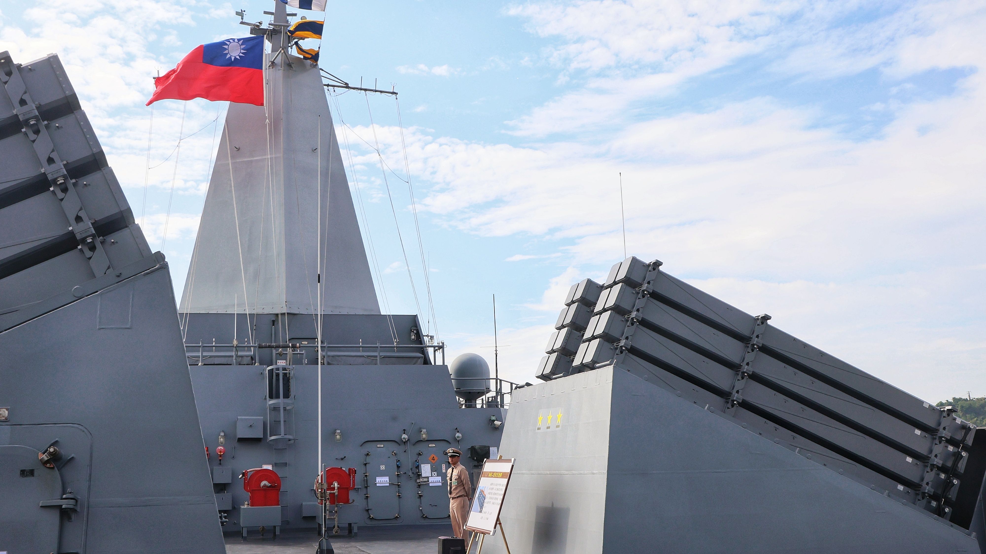 20251120-國防部「國防知性之旅－全民挺國FUN活動」 將於22日在高雄新濱碼頭舉行,包括艦艇參觀及多項武器裝備陳展，圖為玉山軍艦裝載的海劍二型防空飛彈系統。（柯承惠攝）