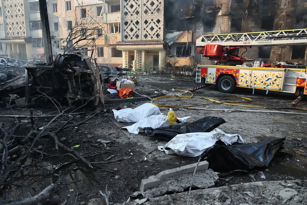 2025年11月19日。俄羅斯襲擊烏克蘭特諾皮爾（Ternopil）後，住宅樓前被嚴重破壞。（AP）