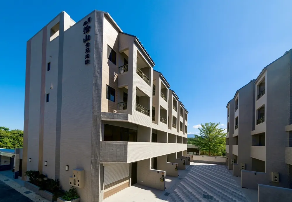 【拾⼭】鄰近龍潭⼤池畔風景區，環境⼗分清幽、鬧中取靜，離塵不離城的最「家」典範。 (圖／業者提供)