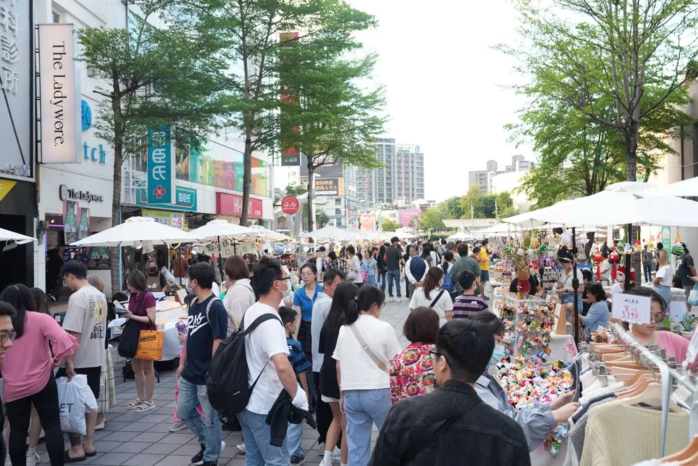 府中市集每週六、日13時至22時登場，集結多元主題攤位與創意品牌，好逛好買好拍。(圖/新北市觀旅局提供)
