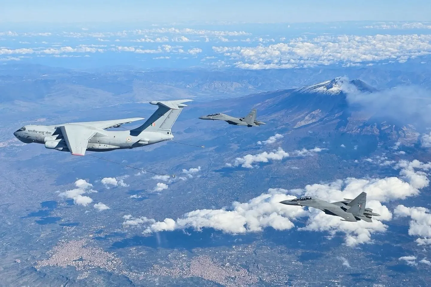 印度現役蘇愷30MKI戰機與空中加油機。（翻攝自印度空軍粉專）