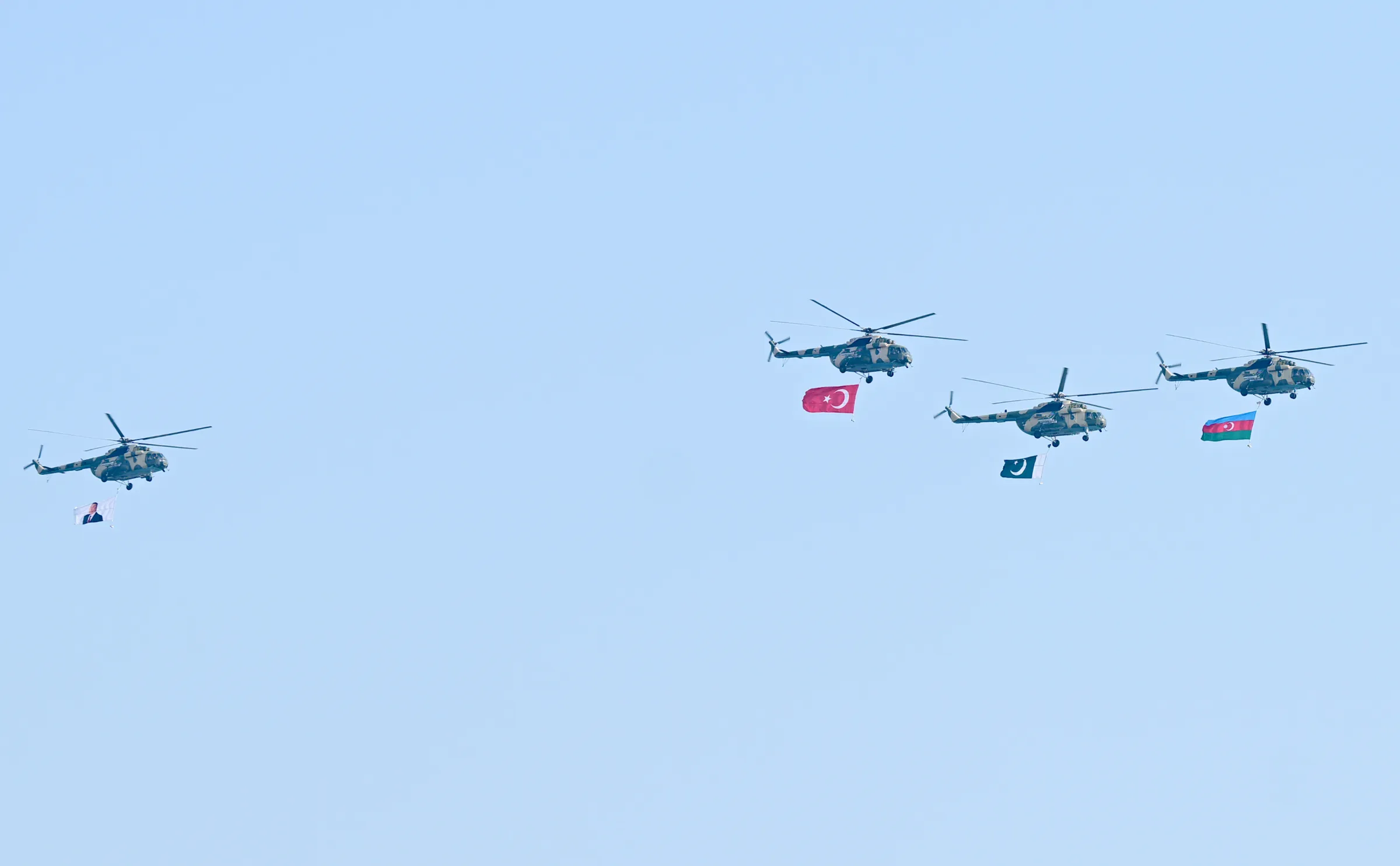 巴基斯坦、土耳其派出直升機前往亞塞拜然，進行共同聯合軍演。（翻攝自亞塞拜然總統府粉專）