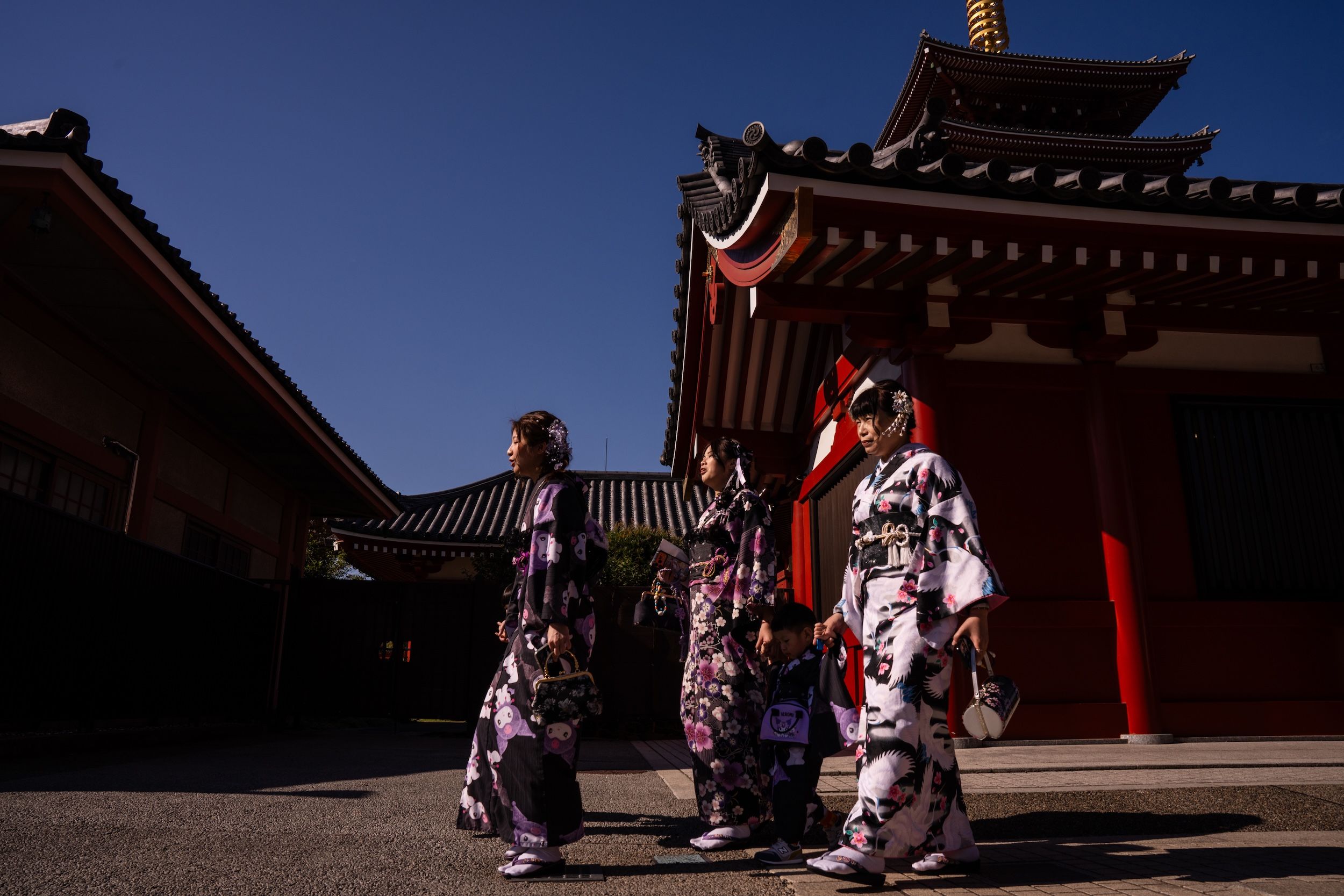 2025年11月20日，東京淺草寺的遊客。（美聯社）