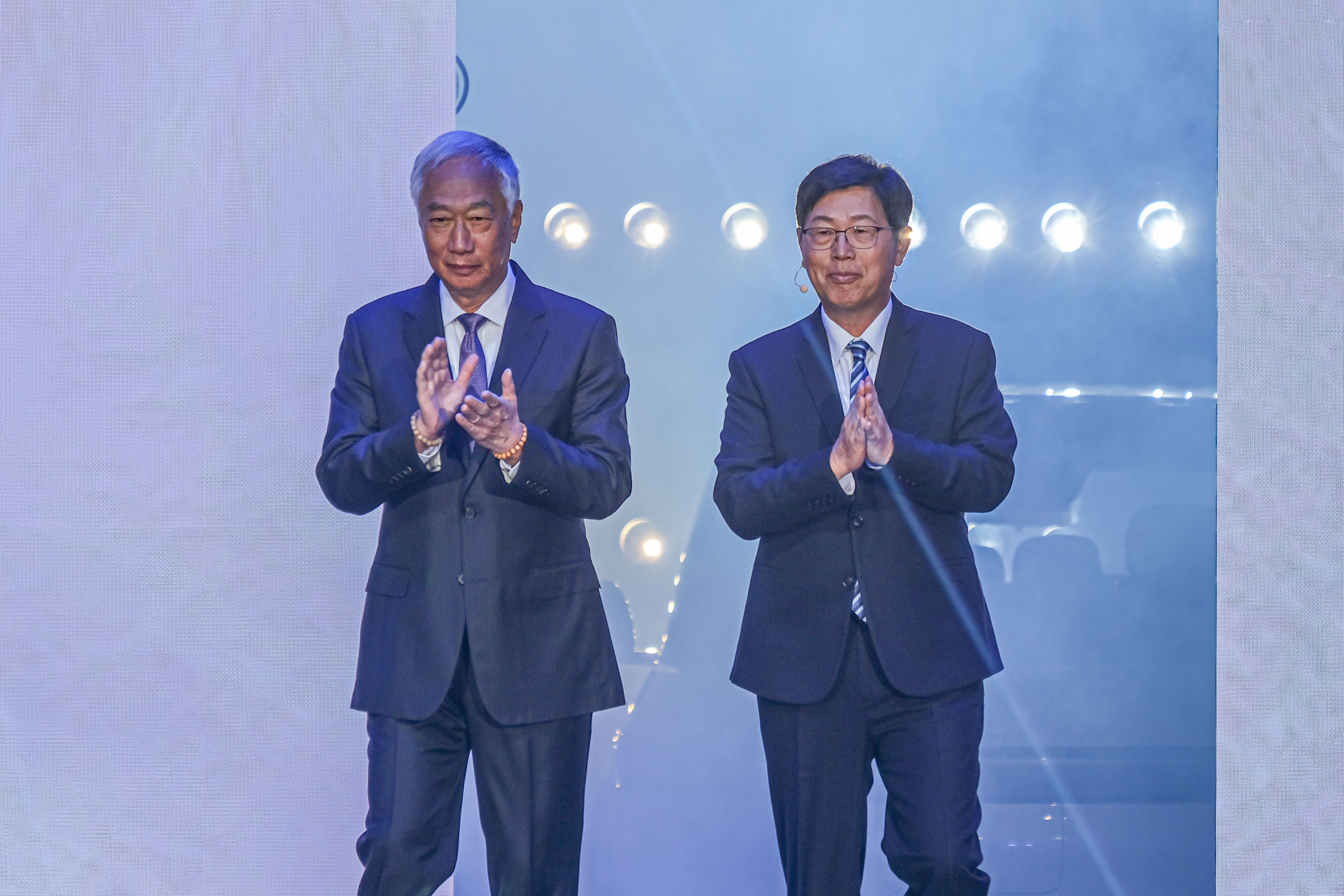 20251121-2025鴻海科技日21日於南港展覽館舉辦，圖為鴻海創辦人郭台銘（左）、鴻海董事長劉揚偉（右）。（劉偉宏攝）