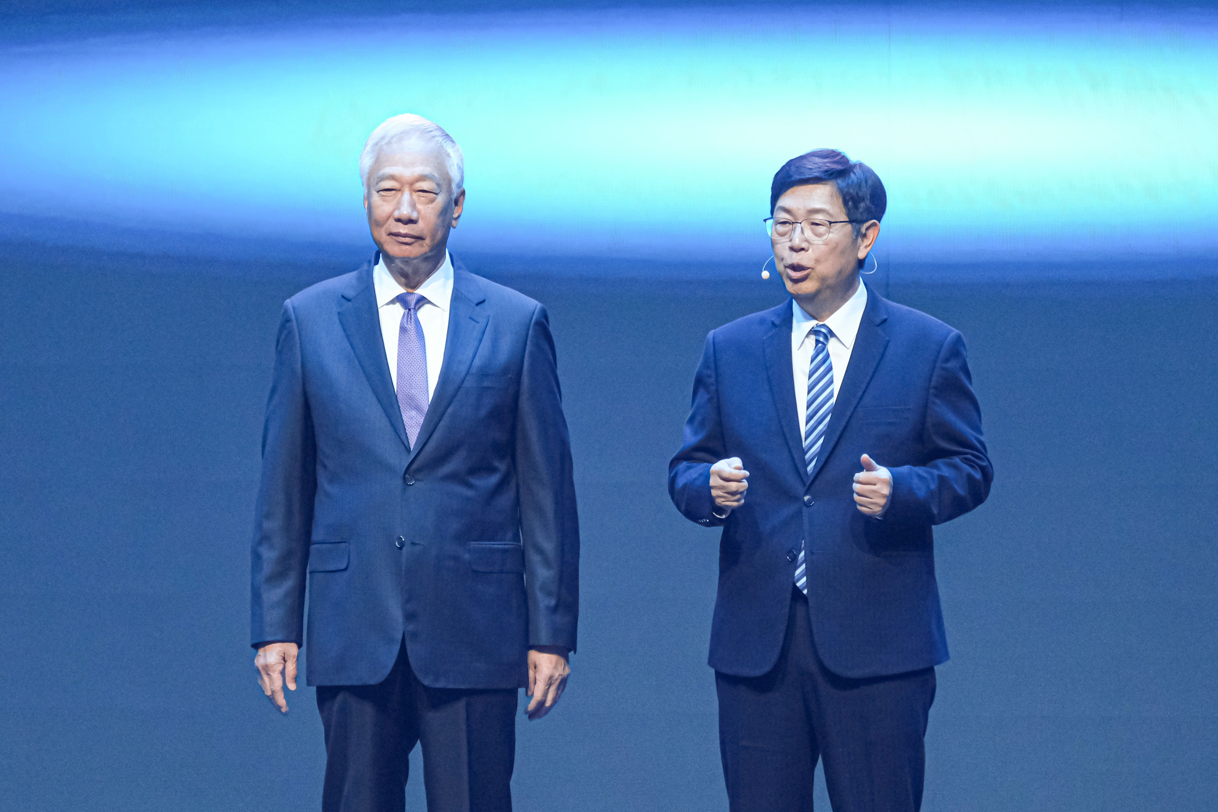 20251121-2025鴻海科技日21日於南港展覽館舉辦，圖為鴻海創辦人郭台銘（左）、鴻海董事長劉揚偉（右）。（劉偉宏攝）