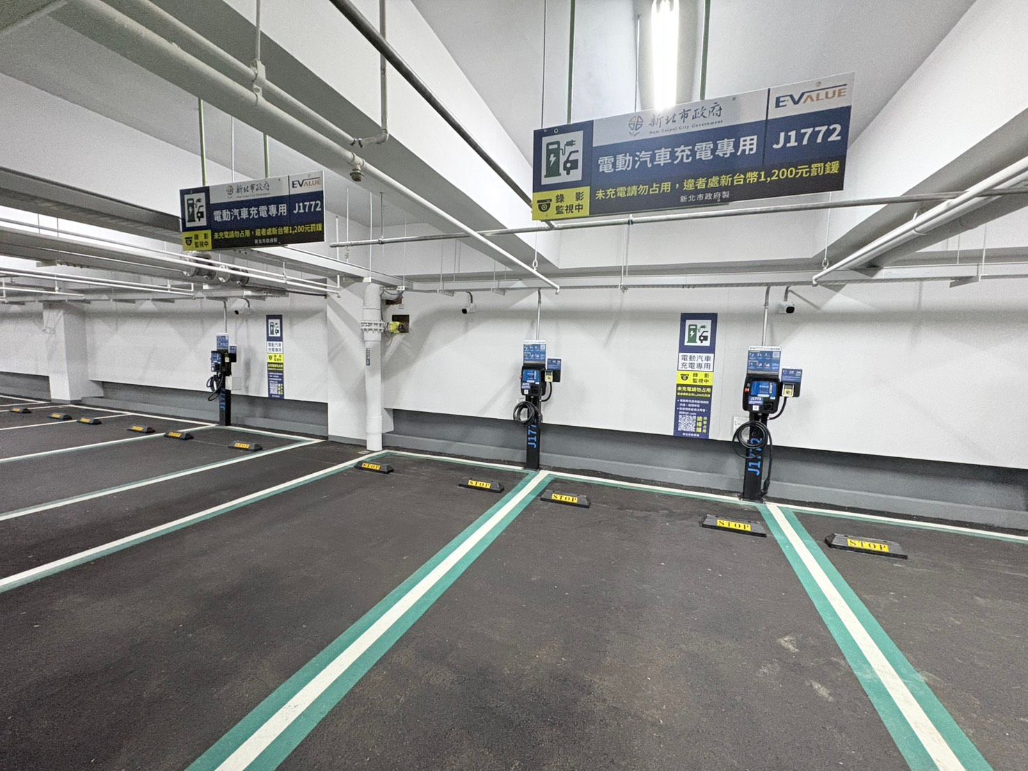 溪北公園地下停車場導入車牌辨識、在席偵測、智慧尋車、多元繳費等全智慧停車管理系統，並設置6座電動車充電樁。(圖／新北市政府交通局)
