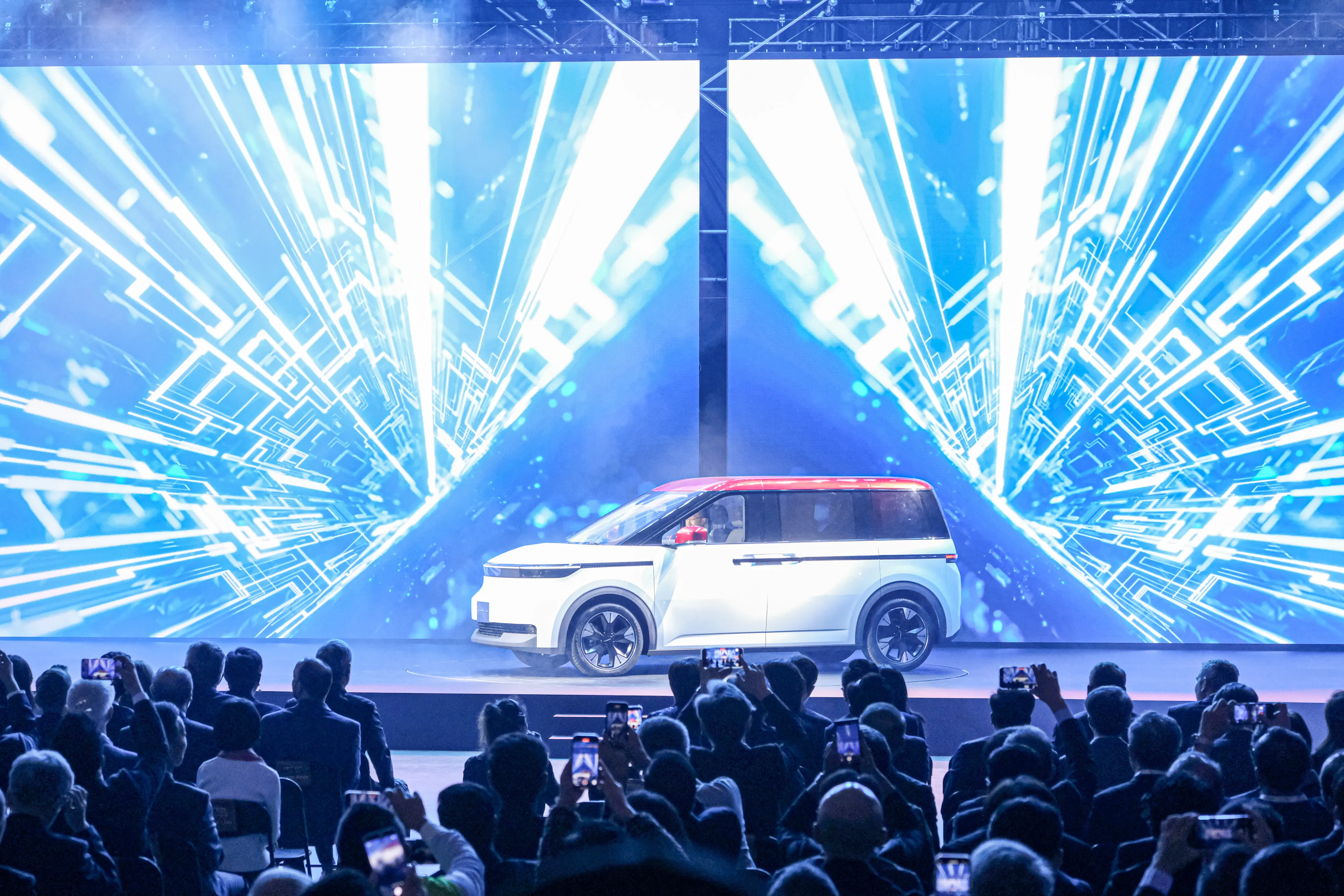 20251121-2025鴻海科技日21日於南港展覽館舉辦，圖為正式亮相的新款電動車Model A。（劉偉宏攝）