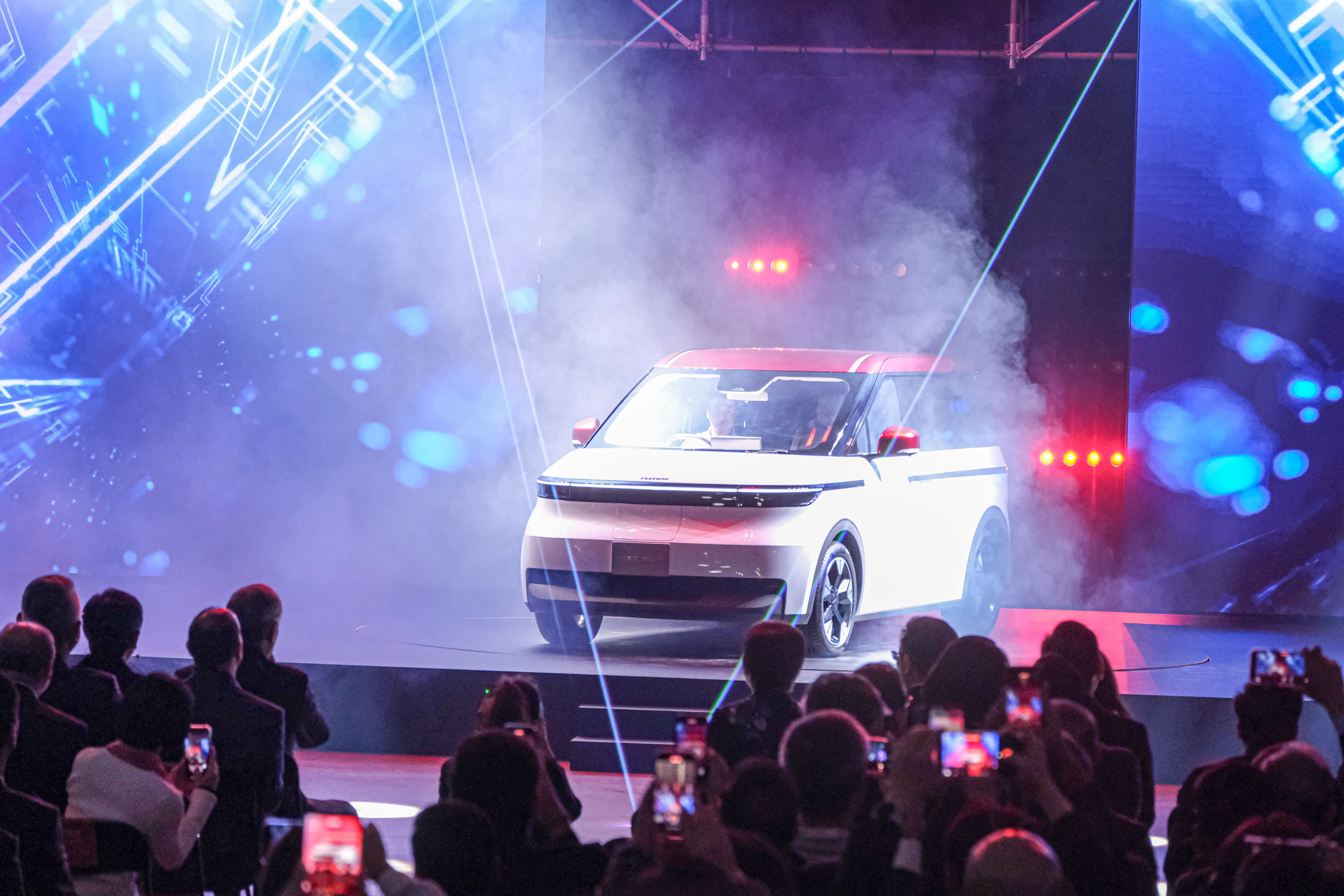 20251121-2025鴻海科技日21日於南港展覽館舉辦，圖為正式亮相的新款電動車Model A。（劉偉宏攝）