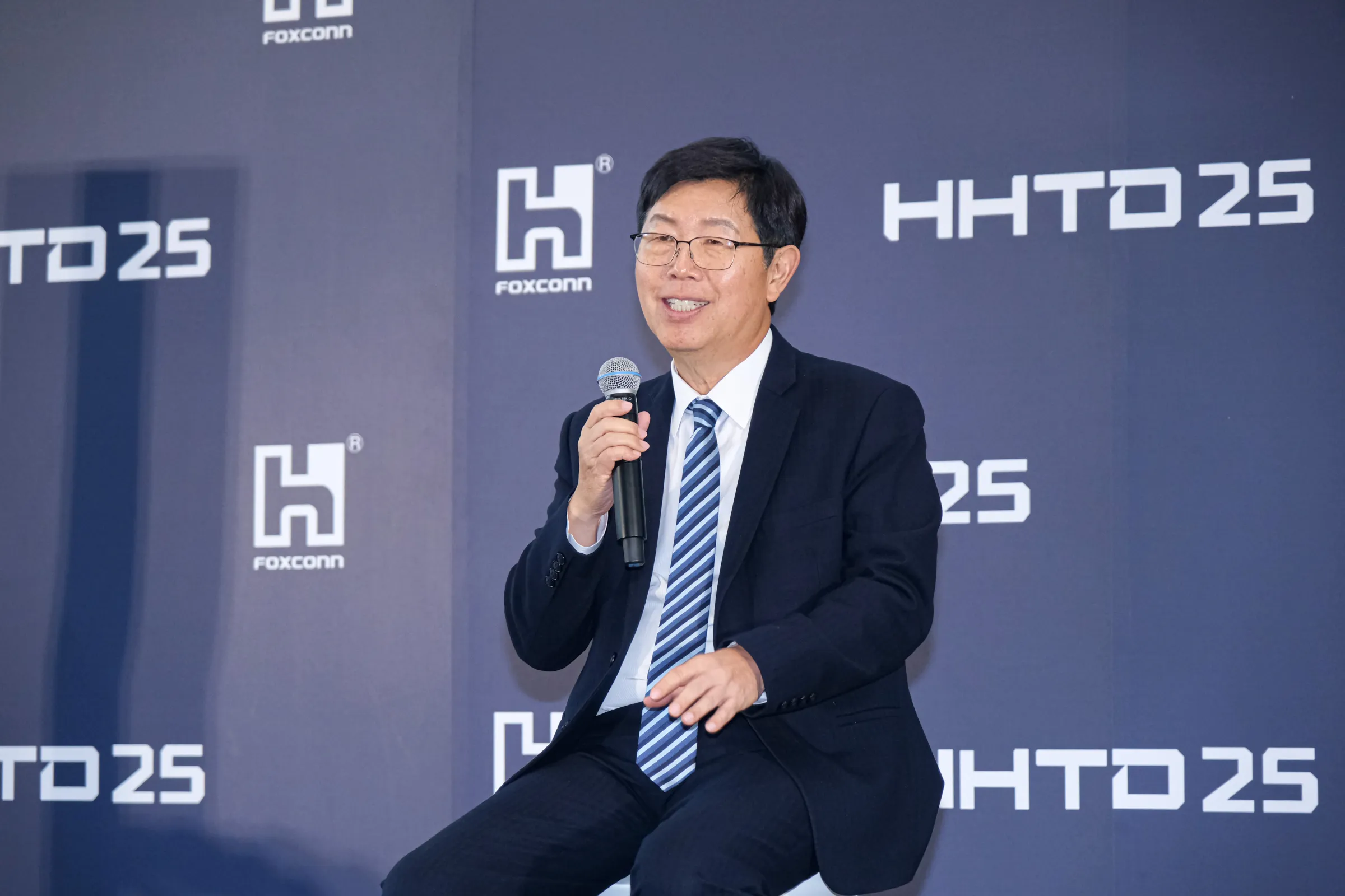 20251121-2025鴻海科技日21日於南港展覽館舉辦，圖為鴻海董事長劉揚偉於開幕後接受媒體聯訪。（劉偉宏攝）