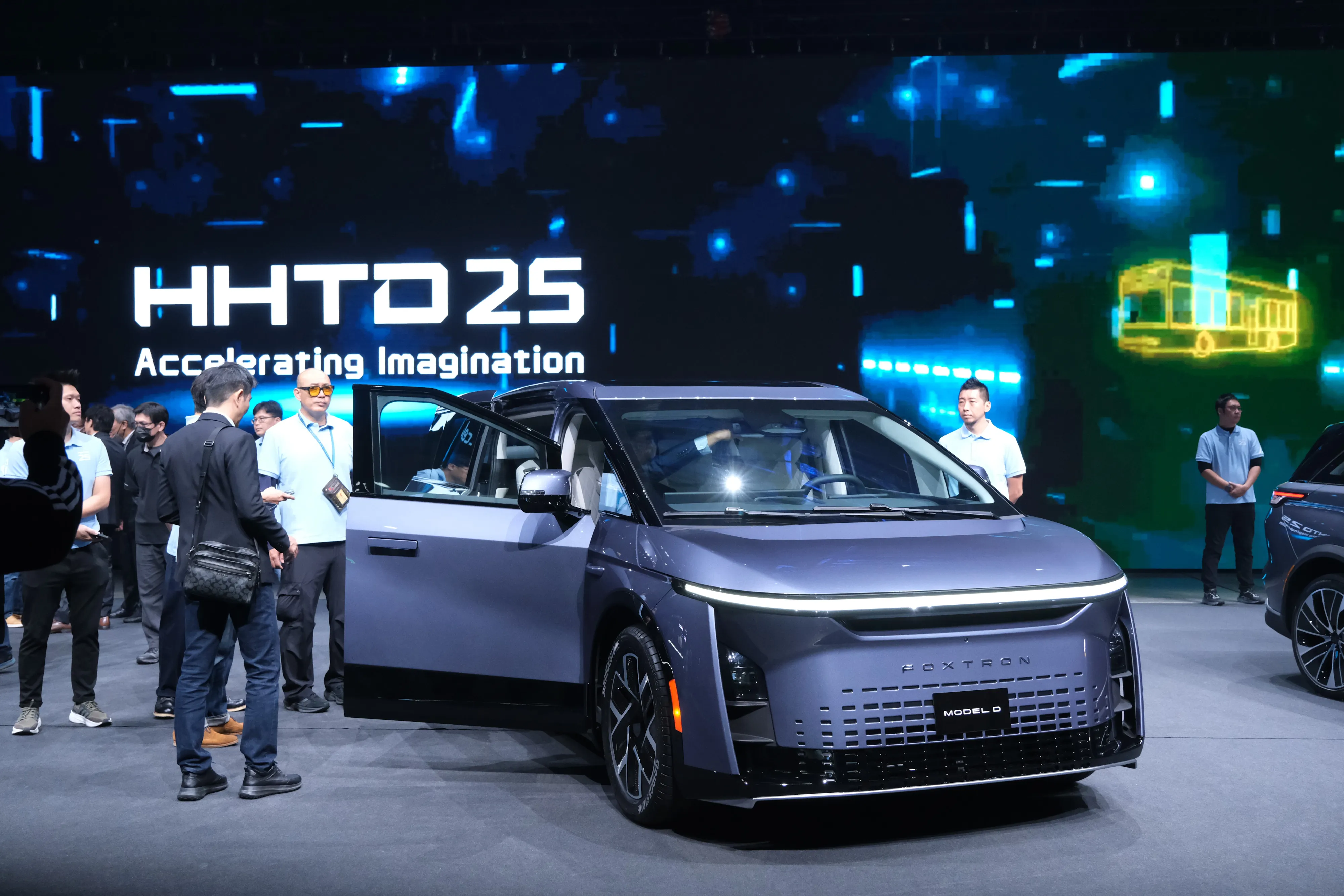 20251121-2025鴻海科技日21日於南港展覽館舉辦，圖為鴻海展出的電動車Model D。（劉偉宏攝）