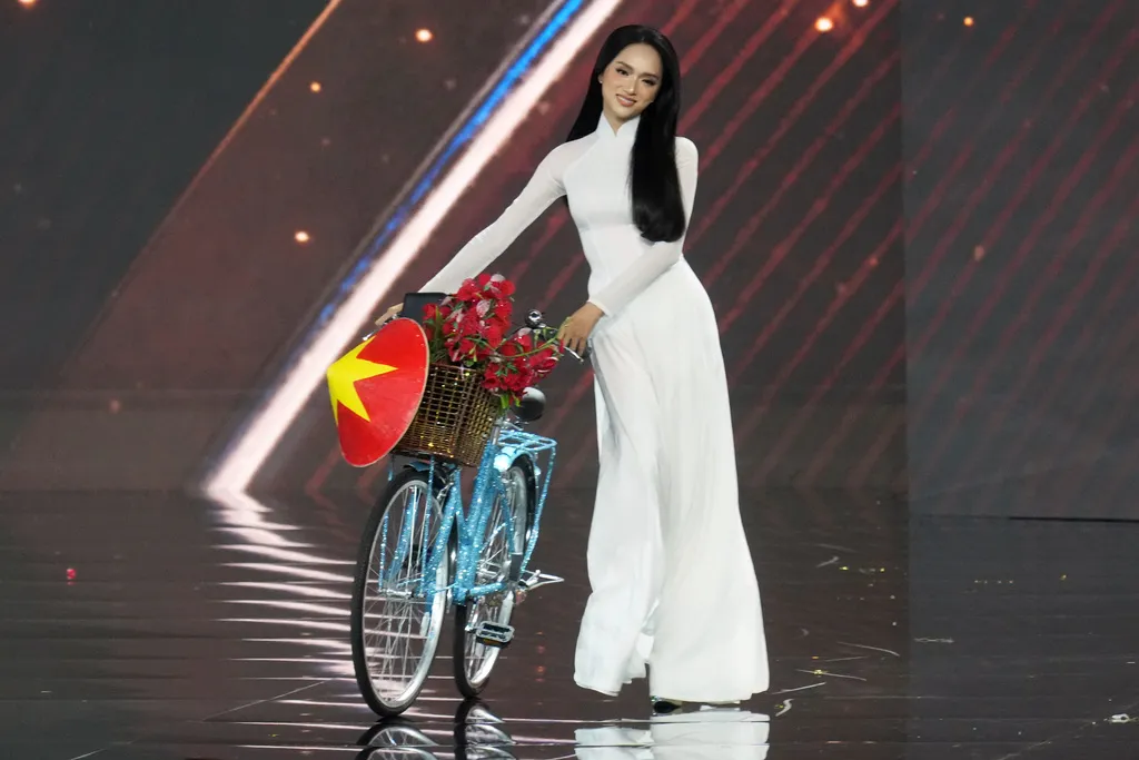 越南佳麗穿著傳統奧黛在環球小姐現場走秀。（美聯社）