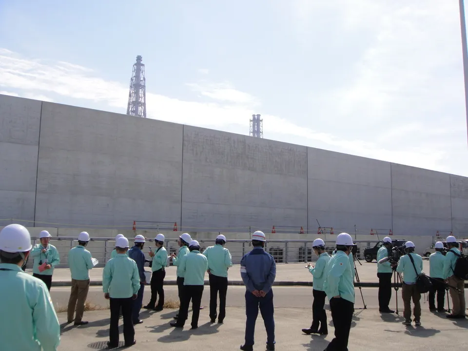 位於日本新潟縣的柏崎刈羽核電廠，將園區防波堤拉高至15公尺。（翻攝自東京電力粉專）