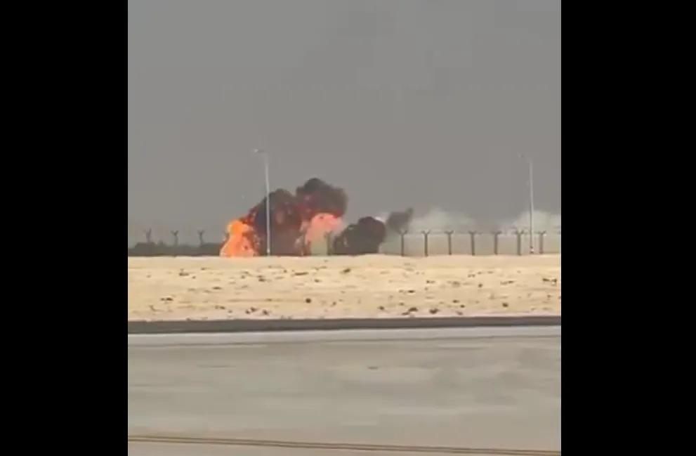 一架準備在杜拜航空展進行表演的印度光輝戰機突然墜毀，造成飛行員不幸殉職。（翻攝自X粉專）