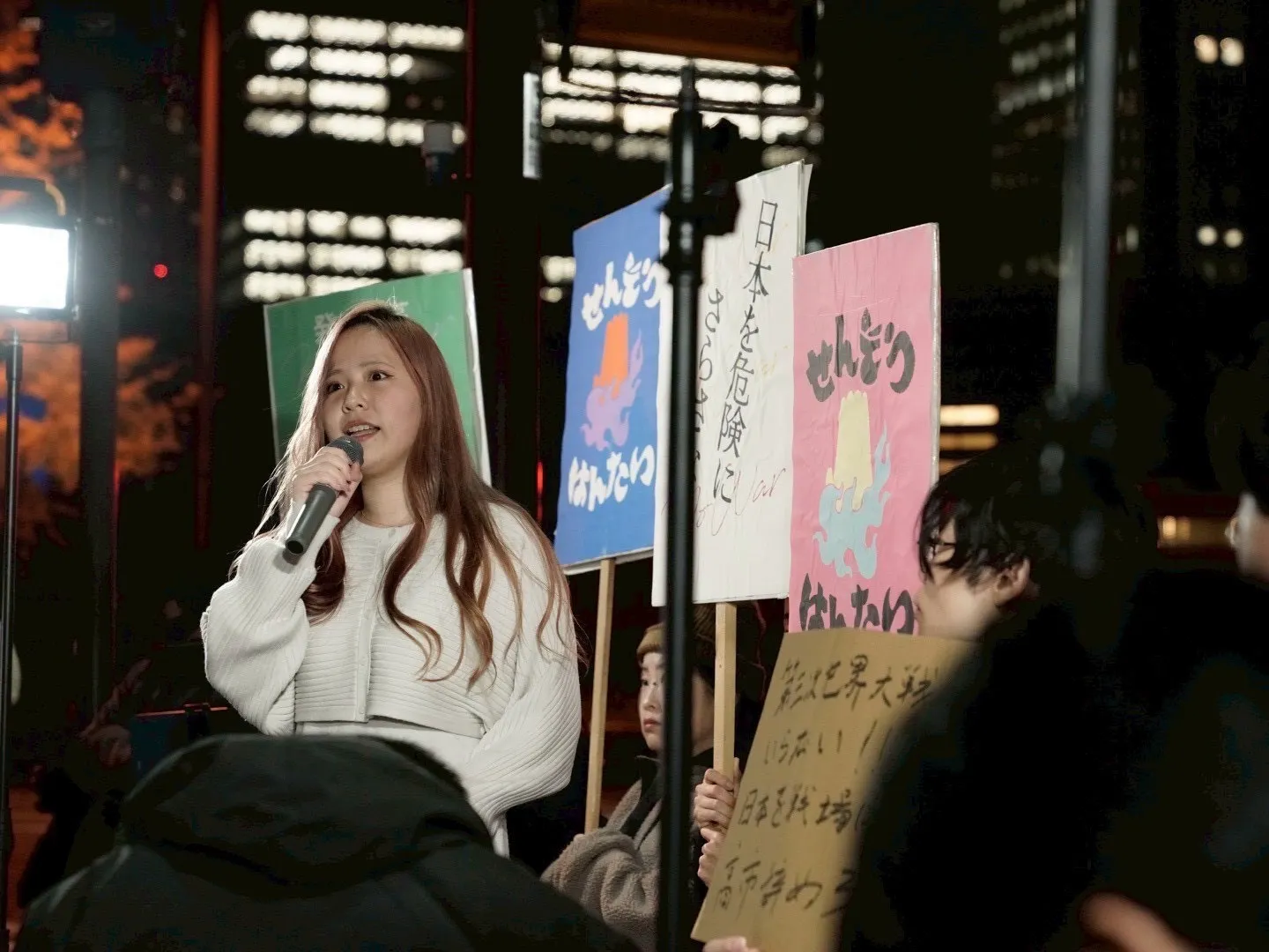 来自沖縄的日本女大学生崎浜空音，21日在日本首相官邸前的抗议中演讲（崎浜空音提供）